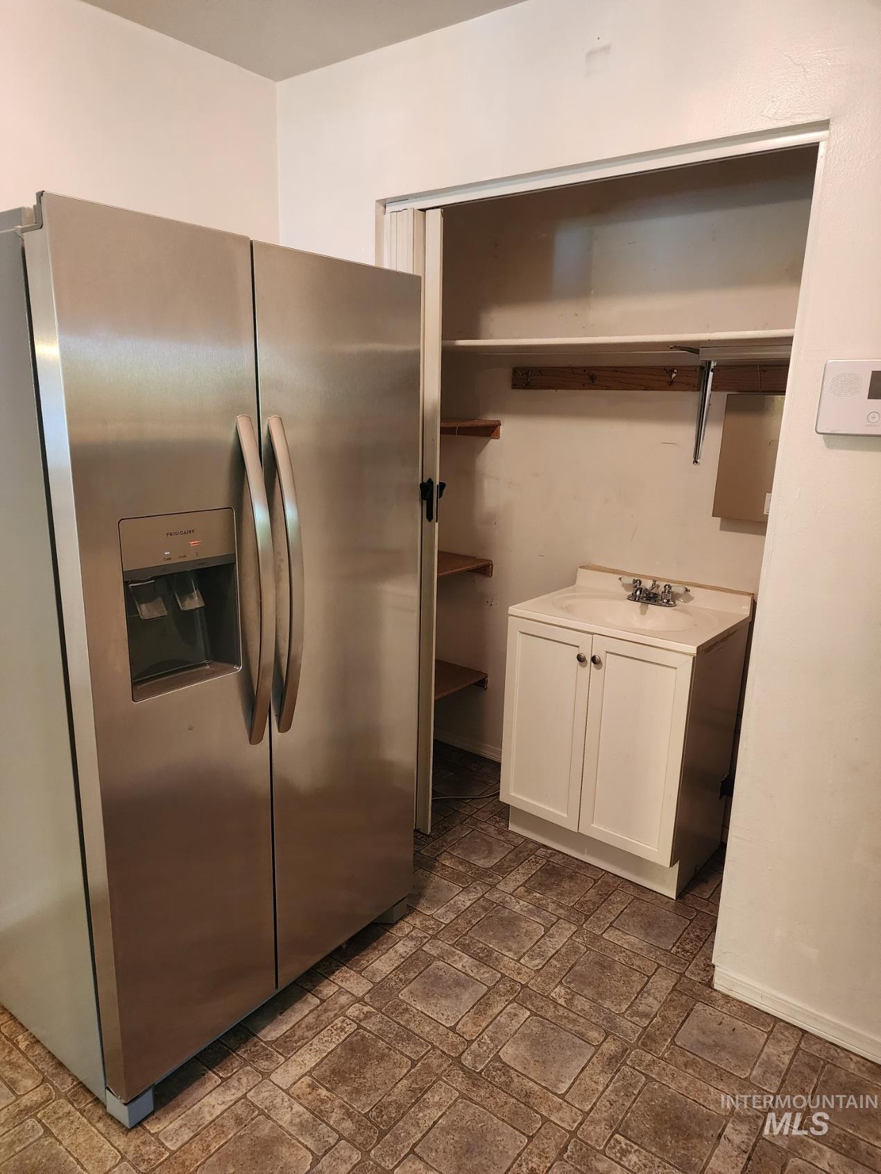 855 N 9th East, Mountain Home, Idaho 83647, 4 Bedrooms, 3 Bathrooms, Residential For Sale, Price $370,000, 98950101