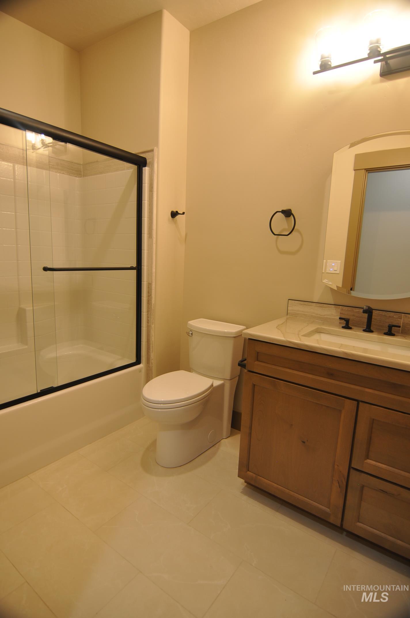 Full four piece bath shared by two bedrooms.