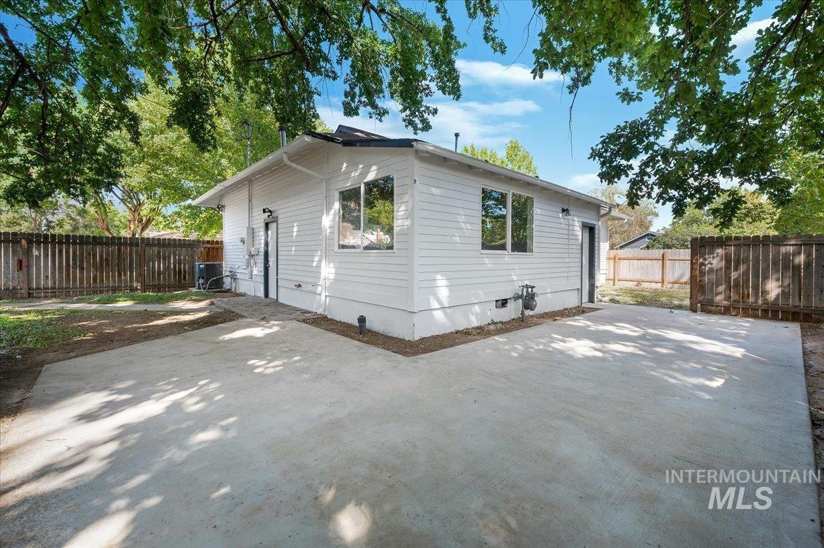 1704 Blaine, Caldwell, Idaho 83605, 6 Bedrooms, 3 Bathrooms, Residential For Sale, Price $449,000, 98950166