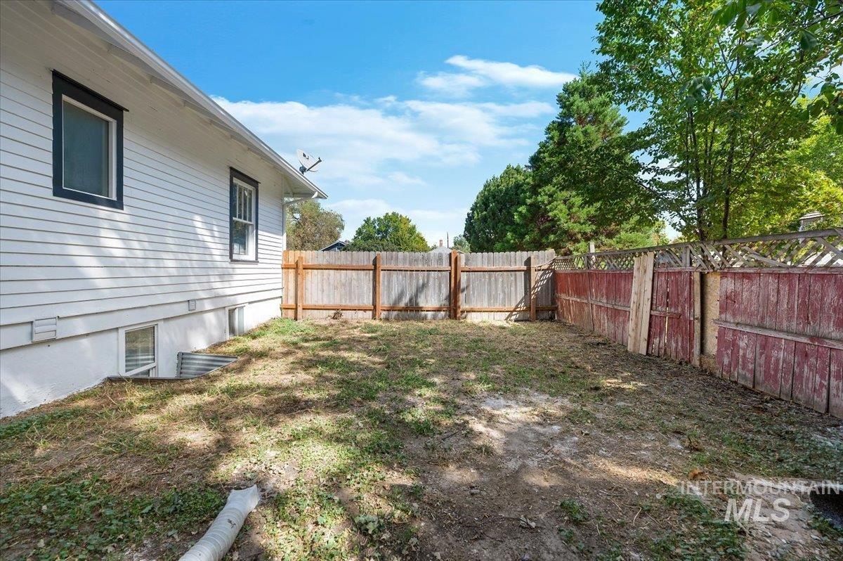 1704 Blaine, Caldwell, Idaho 83605, 6 Bedrooms, 3 Bathrooms, Residential For Sale, Price $449,000, 98950166