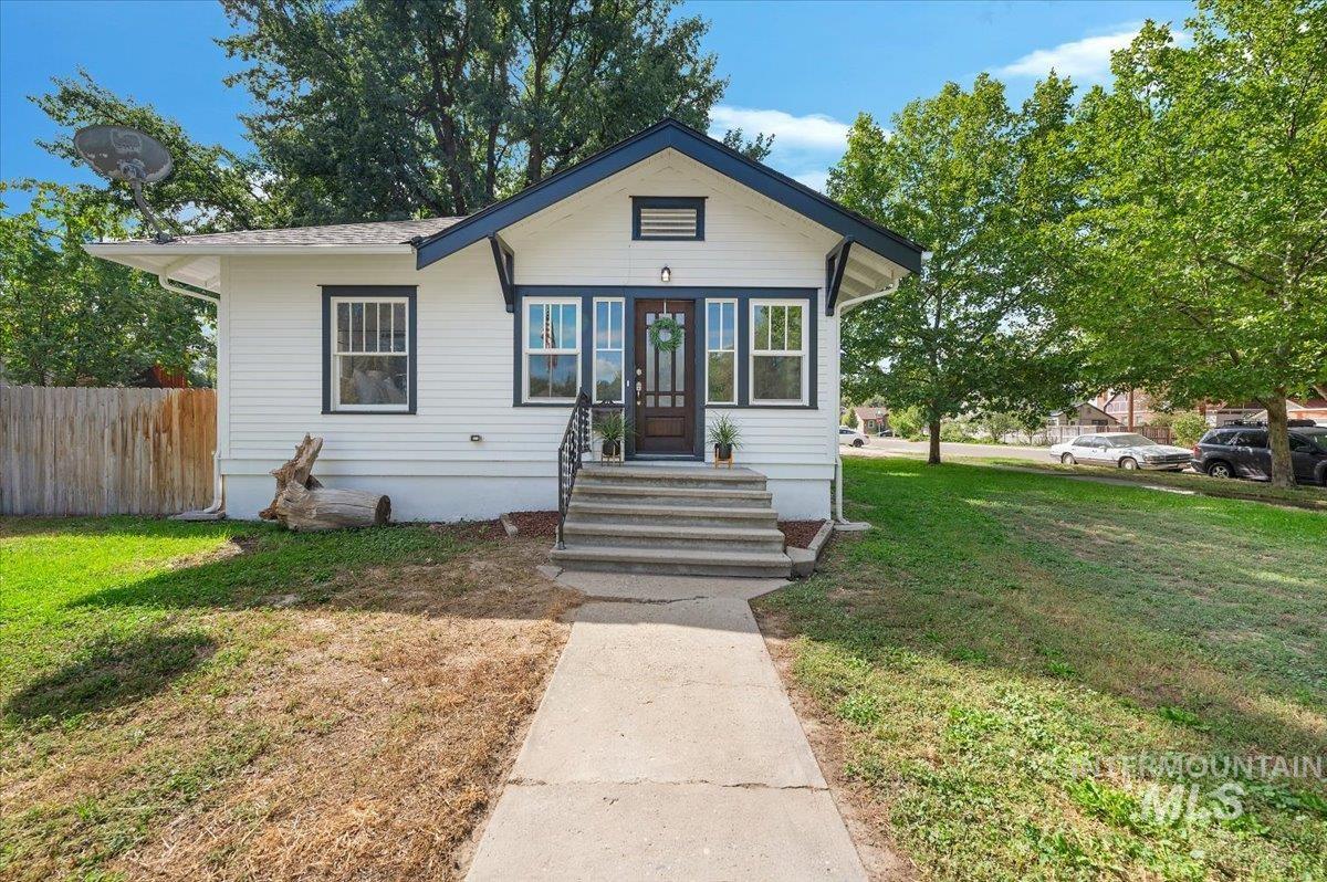 1704 Blaine, Caldwell, Idaho 83605, 6 Bedrooms, 3 Bathrooms, Residential For Sale, Price $449,000, 98950166