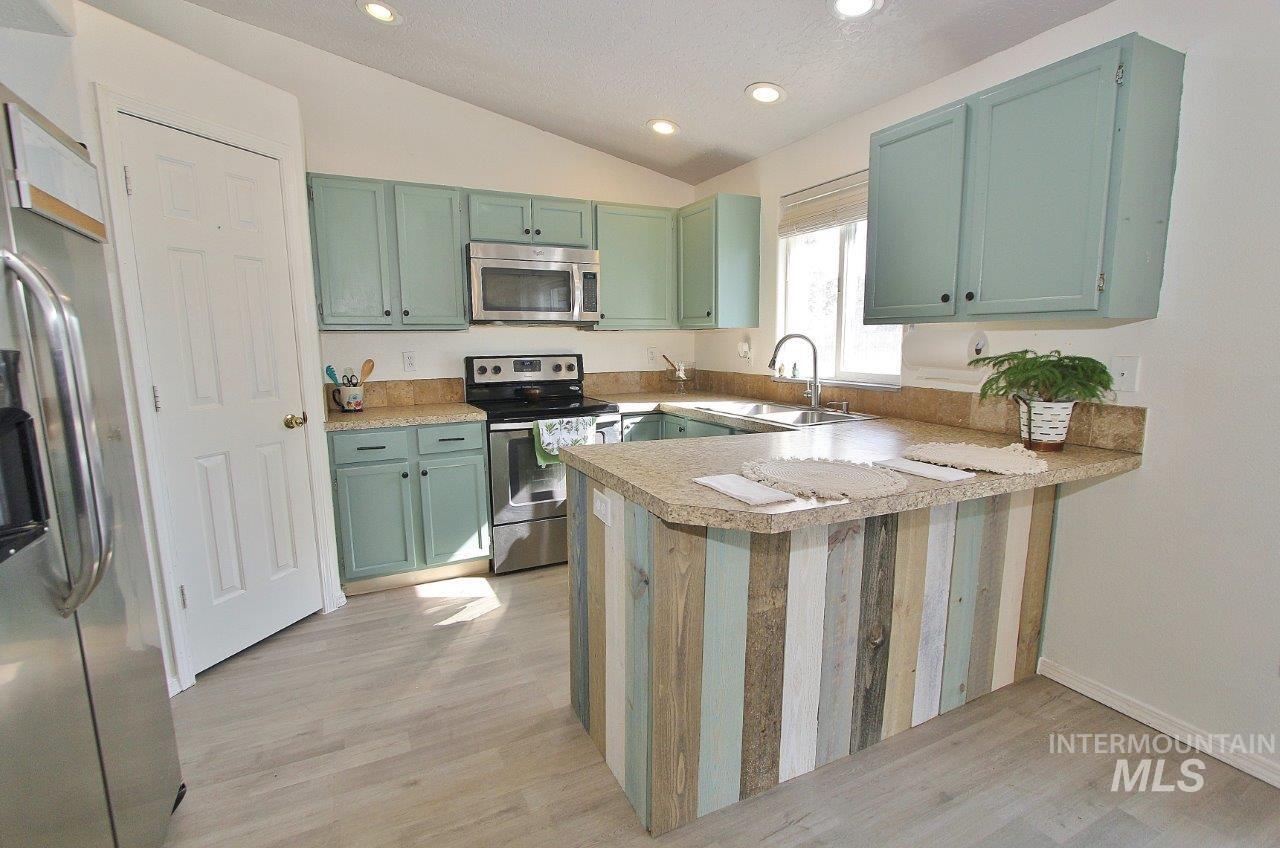 82 N Wedgwood Drive, Nampa, Idaho 83651, 4 Bedrooms, 3 Bathrooms, Residential For Sale, Price $399,999, 98950202