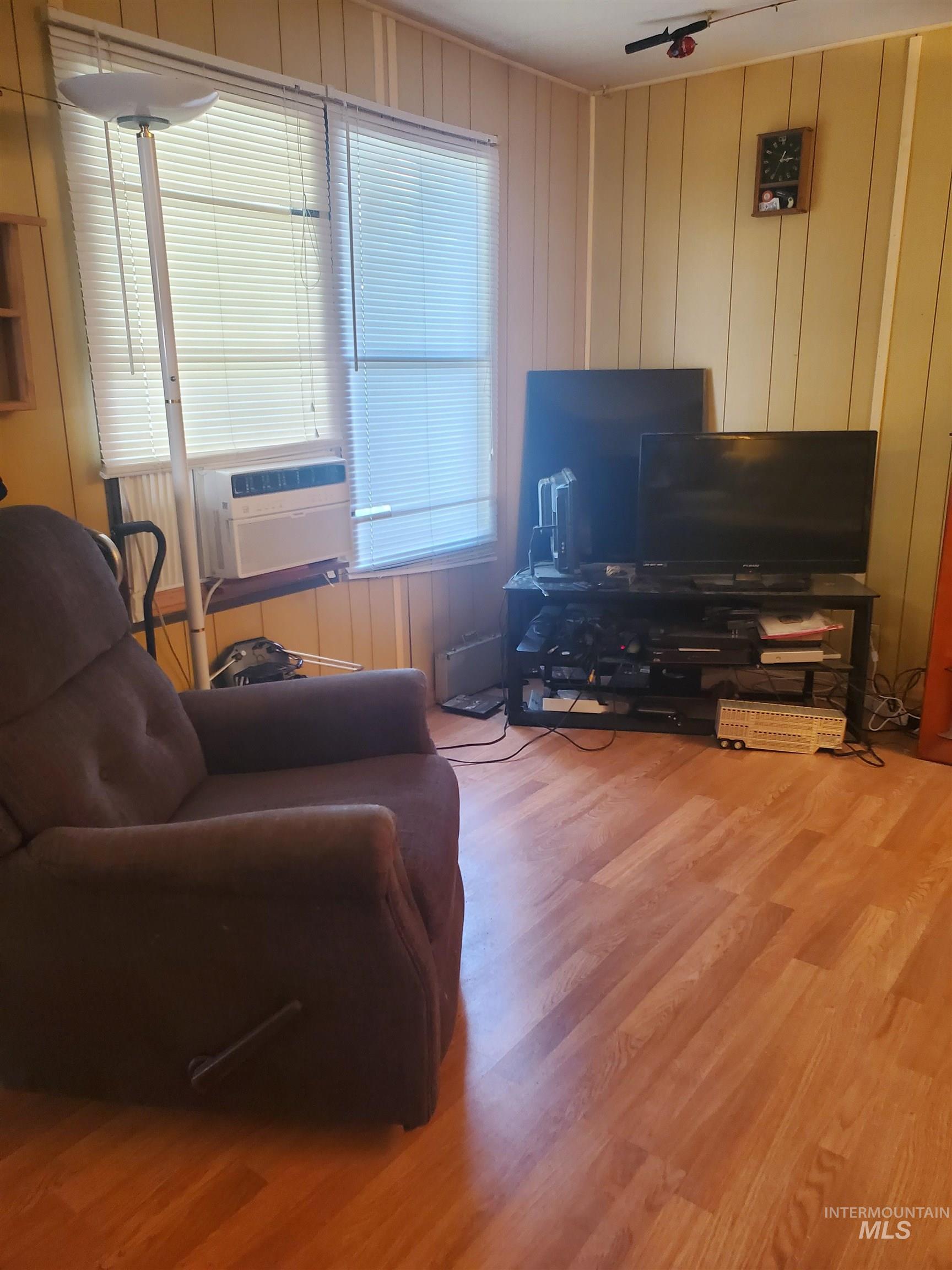 198 South hills, Twin Falls, Idaho 83301-0000, 2 Bedrooms, 1 Bathroom, Residential For Sale, Price $55,000, 98950228