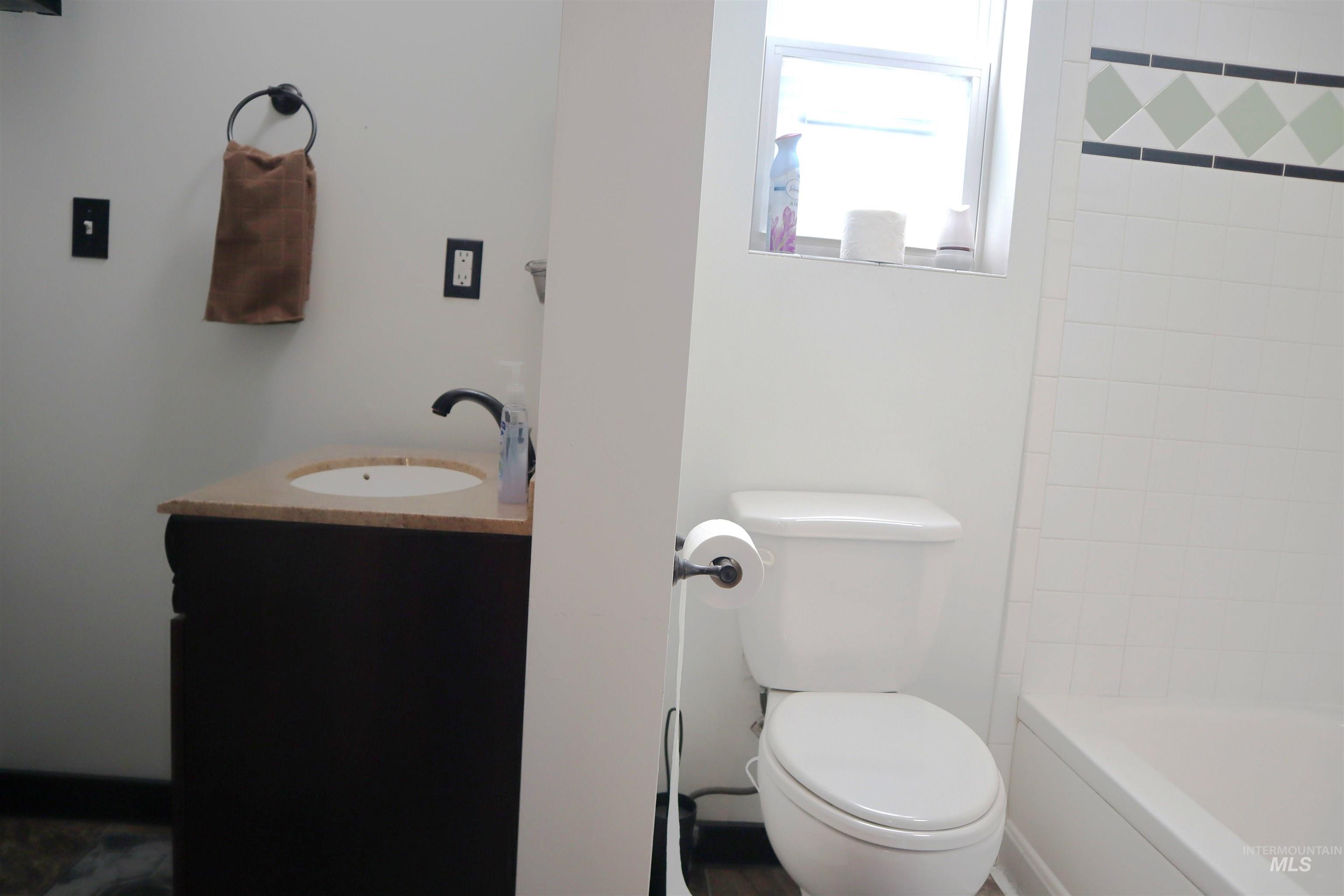 585 N 5th E, Mountain Home, Idaho 83647, 2 Bedrooms, 1 Bathroom, Residential For Sale, Price $255,000, 98950267