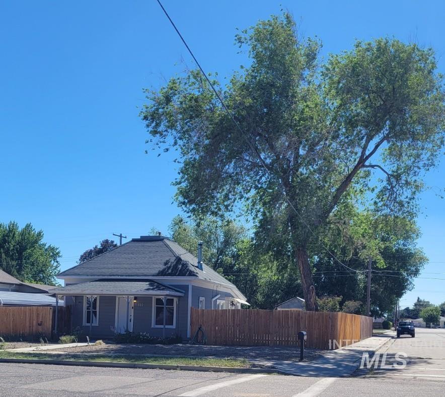 585 N 5th E, Mountain Home, Idaho 83647, 2 Bedrooms, 1 Bathroom, Residential For Sale, Price $255,000, 98950267