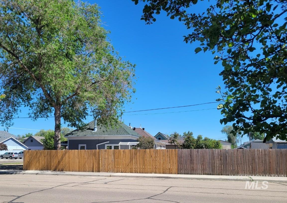 585 N 5th E, Mountain Home, Idaho 83647, 2 Bedrooms, 1 Bathroom, Residential For Sale, Price $255,000, 98950267