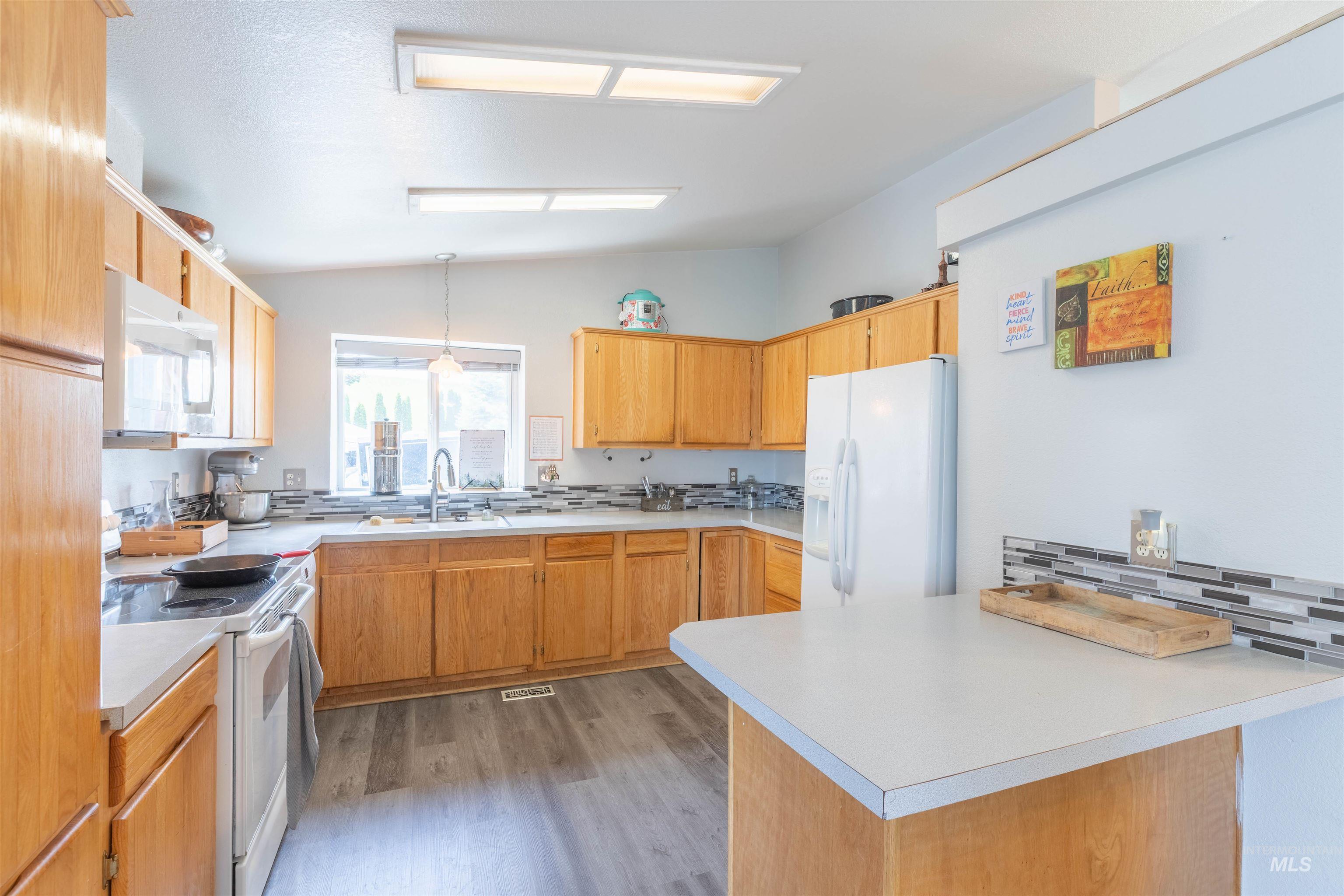 609 N Almon, Moscow, Idaho 83843, 3 Bedrooms, 2 Bathrooms, Residential For Sale, Price $160,000, 98950282