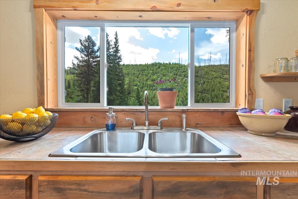 150 W Yuba Vista Dr, Atlanta, Idaho 83716, 2 Bedrooms, 2 Bathrooms, Residential For Sale, Price $392,000, 98950304