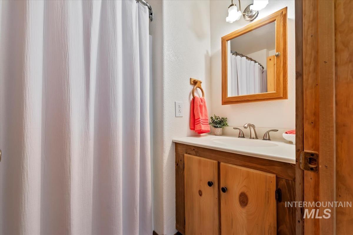 150 W Yuba Vista Dr, Atlanta, Idaho 83716, 2 Bedrooms, 2 Bathrooms, Residential For Sale, Price $392,000, 98950304