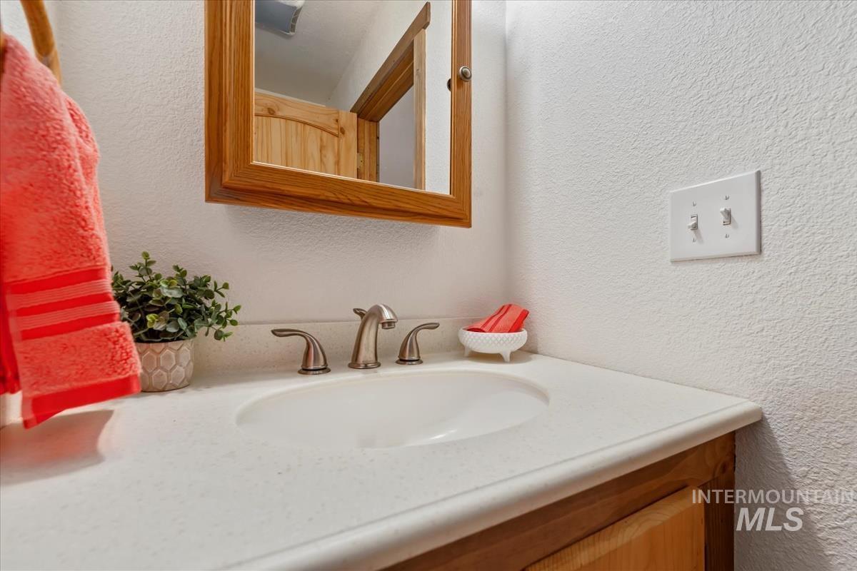 150 W Yuba Vista Dr, Atlanta, Idaho 83716, 2 Bedrooms, 2 Bathrooms, Residential For Sale, Price $392,000, 98950304