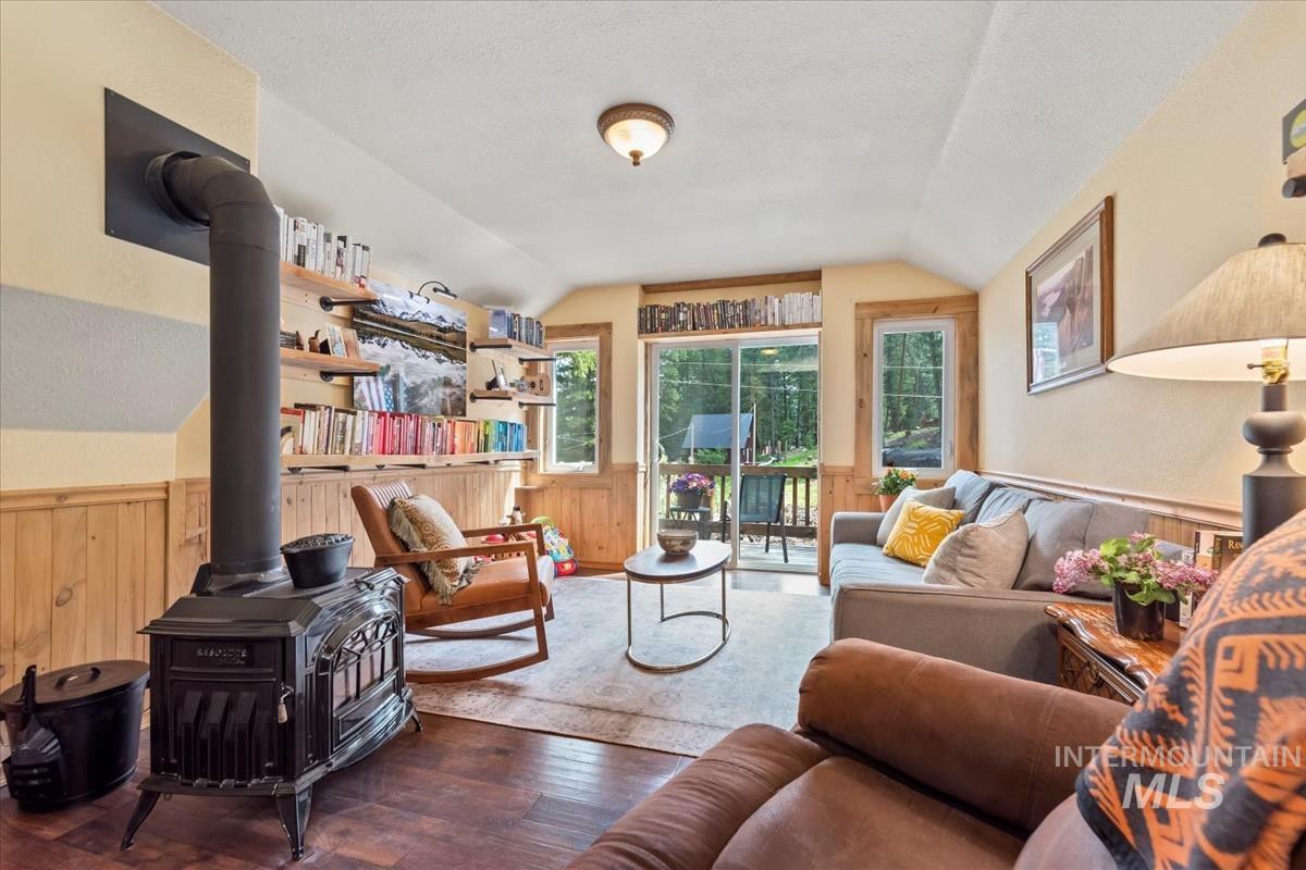 150 W Yuba Vista Dr, Atlanta, Idaho 83716, 2 Bedrooms, 2 Bathrooms, Residential For Sale, Price $392,000, 98950304