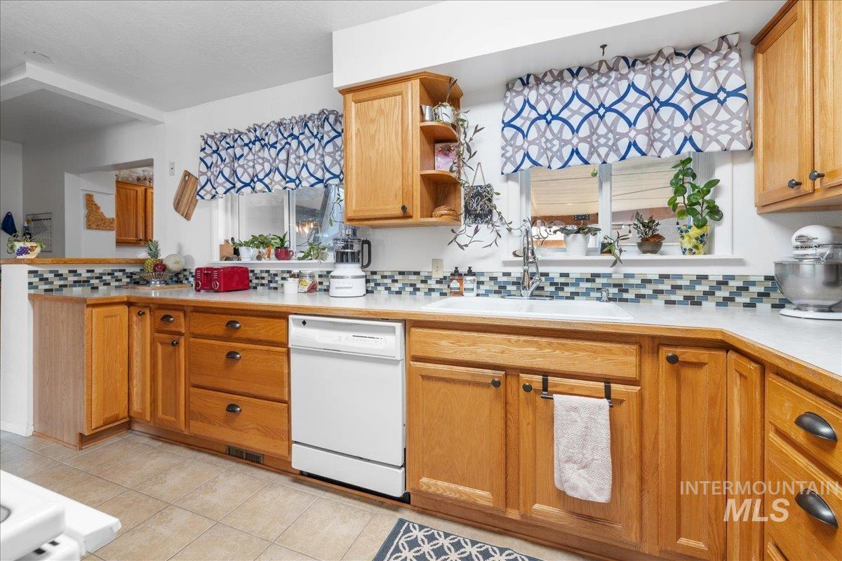 712 S.W 4th SW 4th, Fruitland, Idaho 83660, 4 Bedrooms, 4 Bathrooms, Residential For Sale, Price $419,900, 98950309