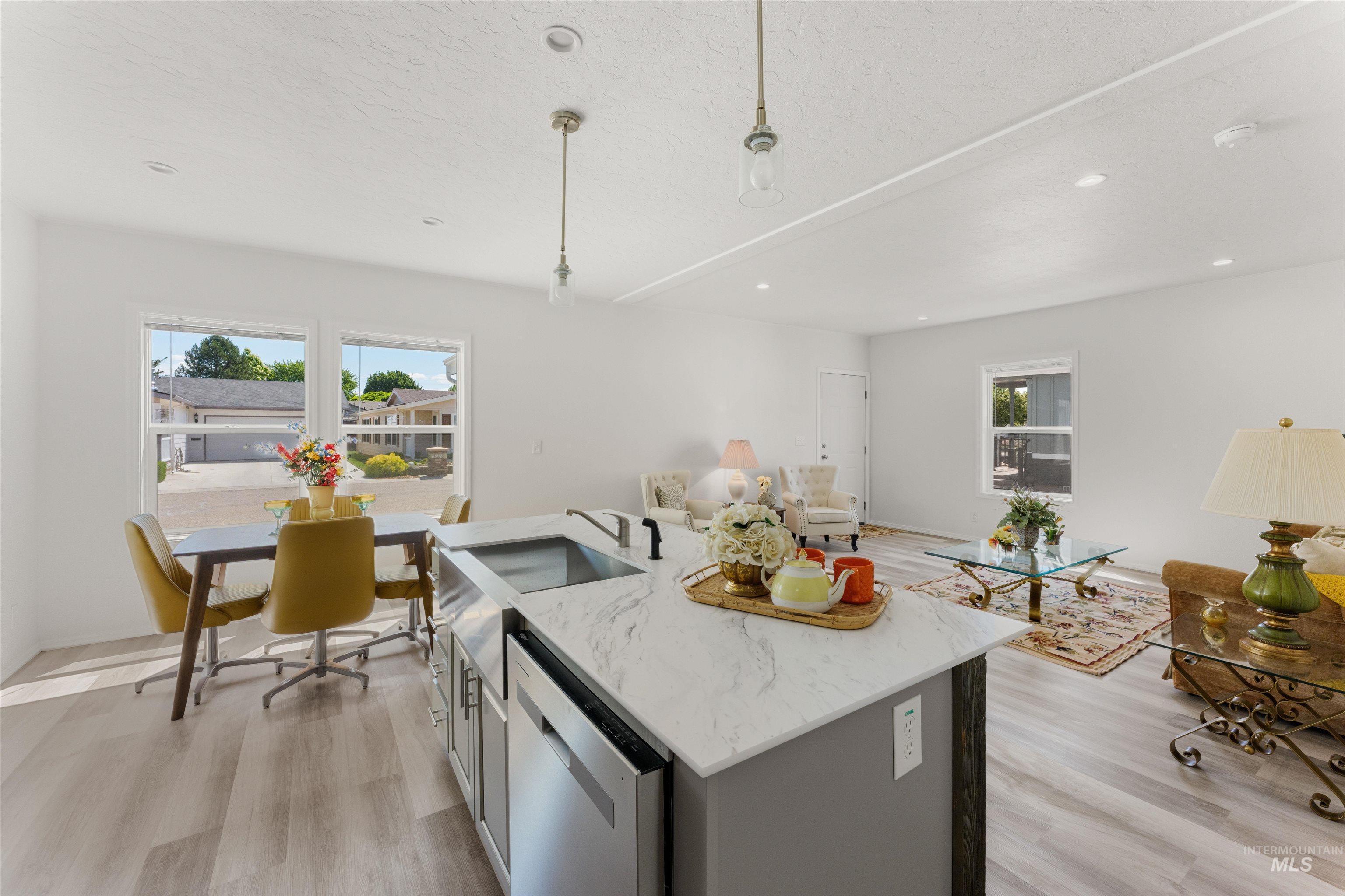 421 S Curtis Rd, Boise, Idaho 83705, 3 Bedrooms, 2 Bathrooms, Residential For Sale, Price $285,000, 98950316