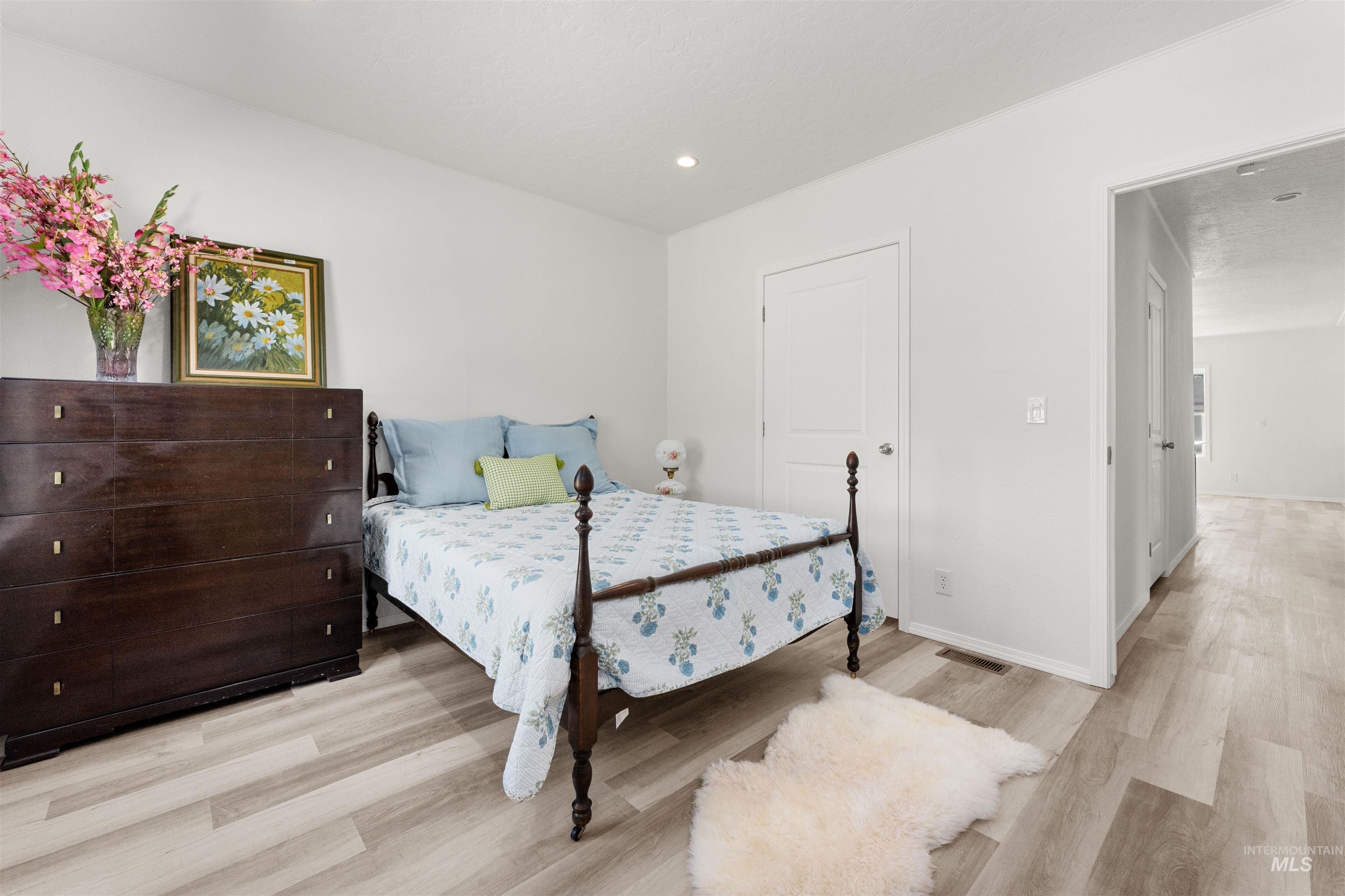 421 S Curtis Rd, Boise, Idaho 83705, 3 Bedrooms, 2 Bathrooms, Residential For Sale, Price $285,000, 98950316