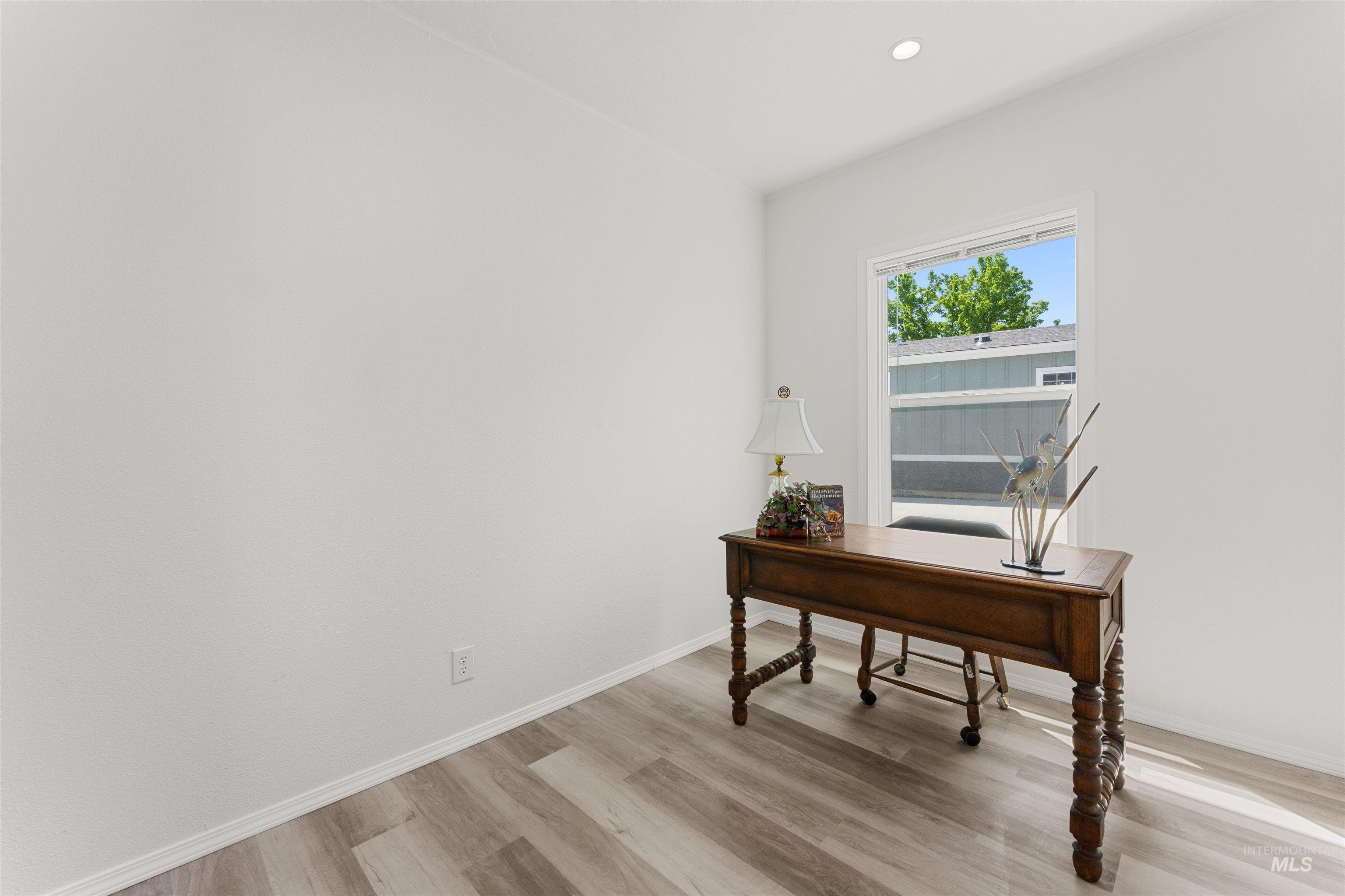 421 S Curtis Rd, Boise, Idaho 83705, 3 Bedrooms, 2 Bathrooms, Residential For Sale, Price $285,000, 98950316