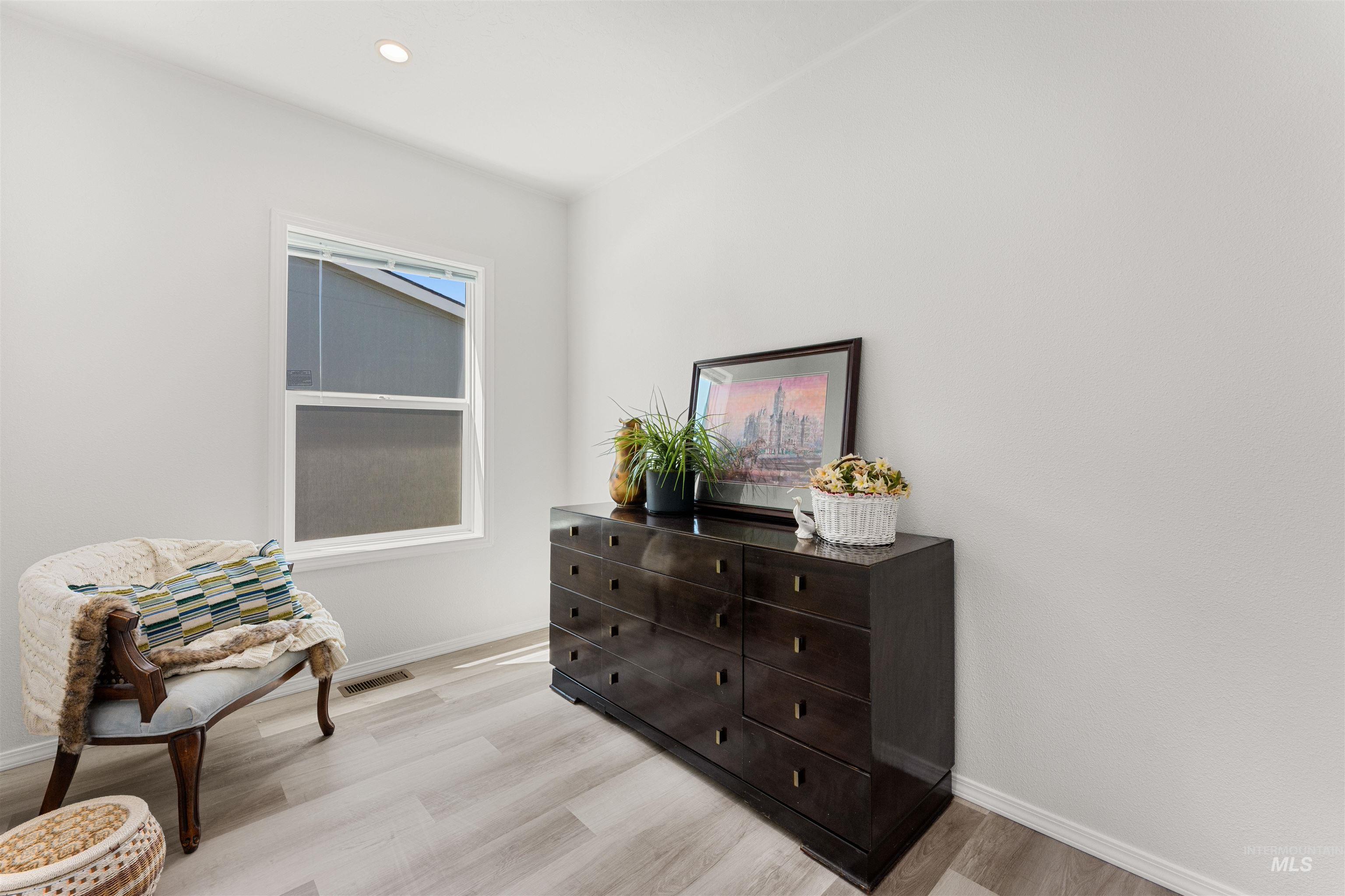 421 S Curtis Rd, Boise, Idaho 83705, 3 Bedrooms, 2 Bathrooms, Residential For Sale, Price $285,000, 98950316