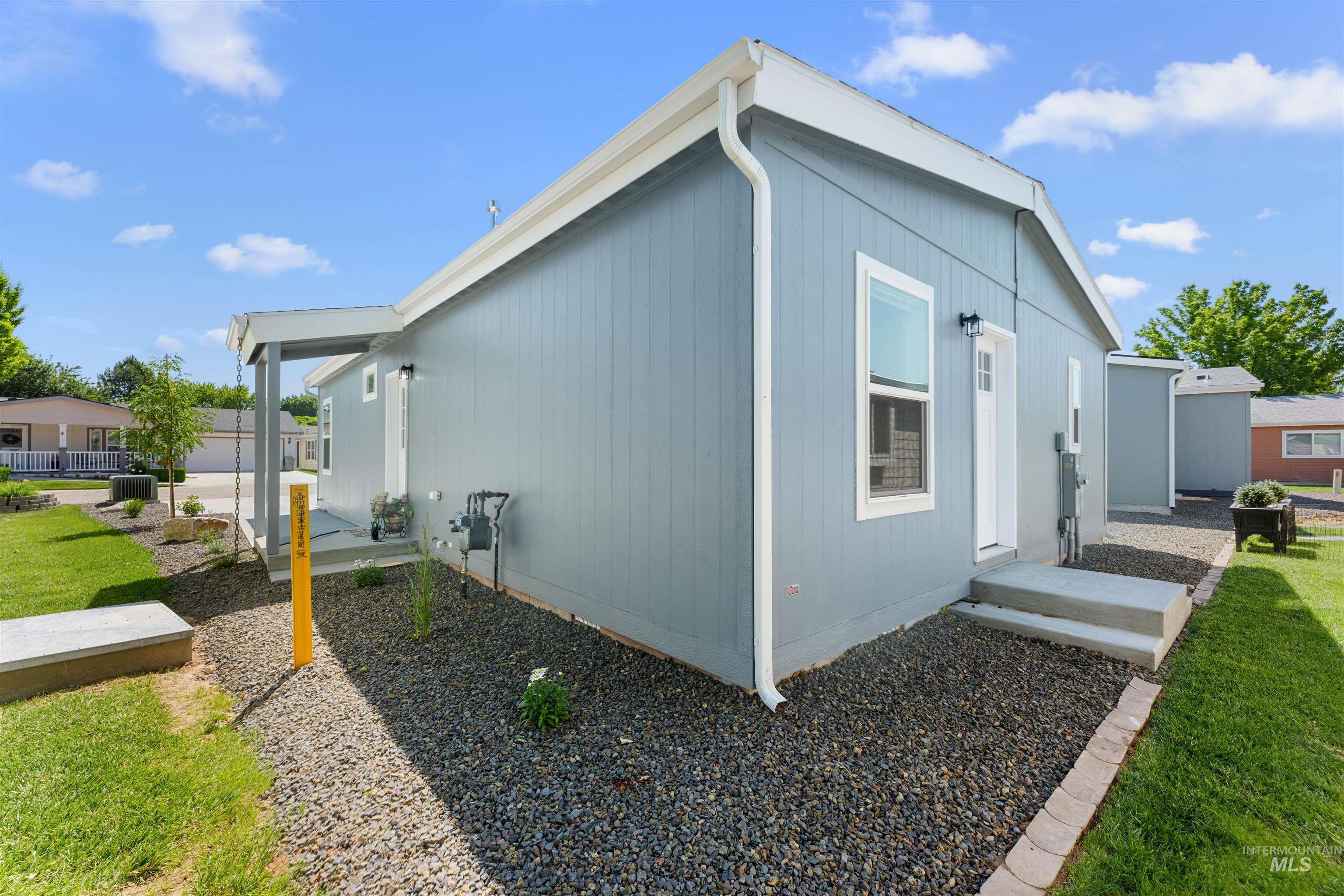 421 S Curtis Rd, Boise, Idaho 83705, 3 Bedrooms, 2 Bathrooms, Residential For Sale, Price $285,000, 98950316