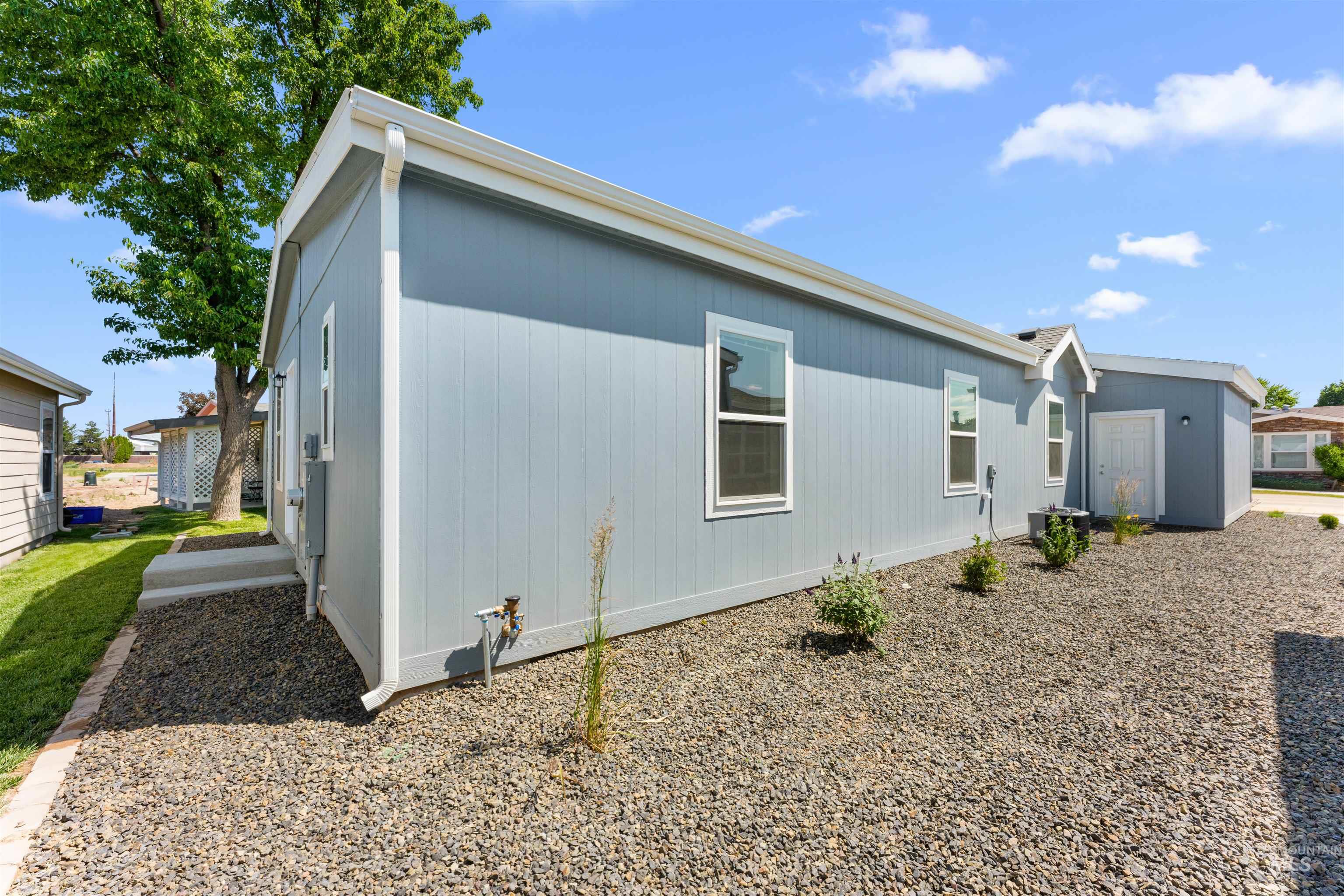 421 S Curtis Rd, Boise, Idaho 83705, 3 Bedrooms, 2 Bathrooms, Residential For Sale, Price $285,000, 98950316