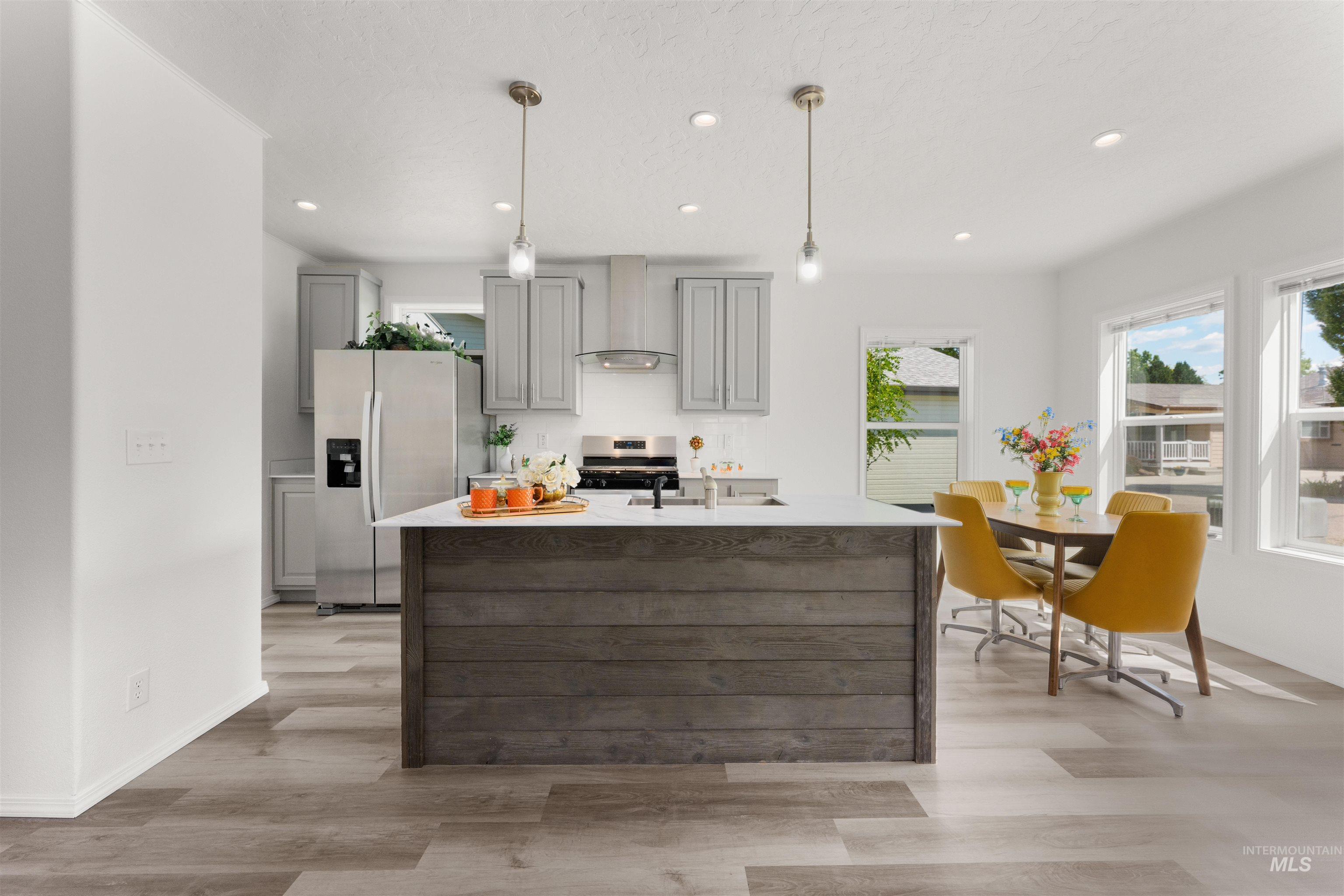 421 S Curtis Rd, Boise, Idaho 83705, 3 Bedrooms, 2 Bathrooms, Residential For Sale, Price $285,000, 98950316