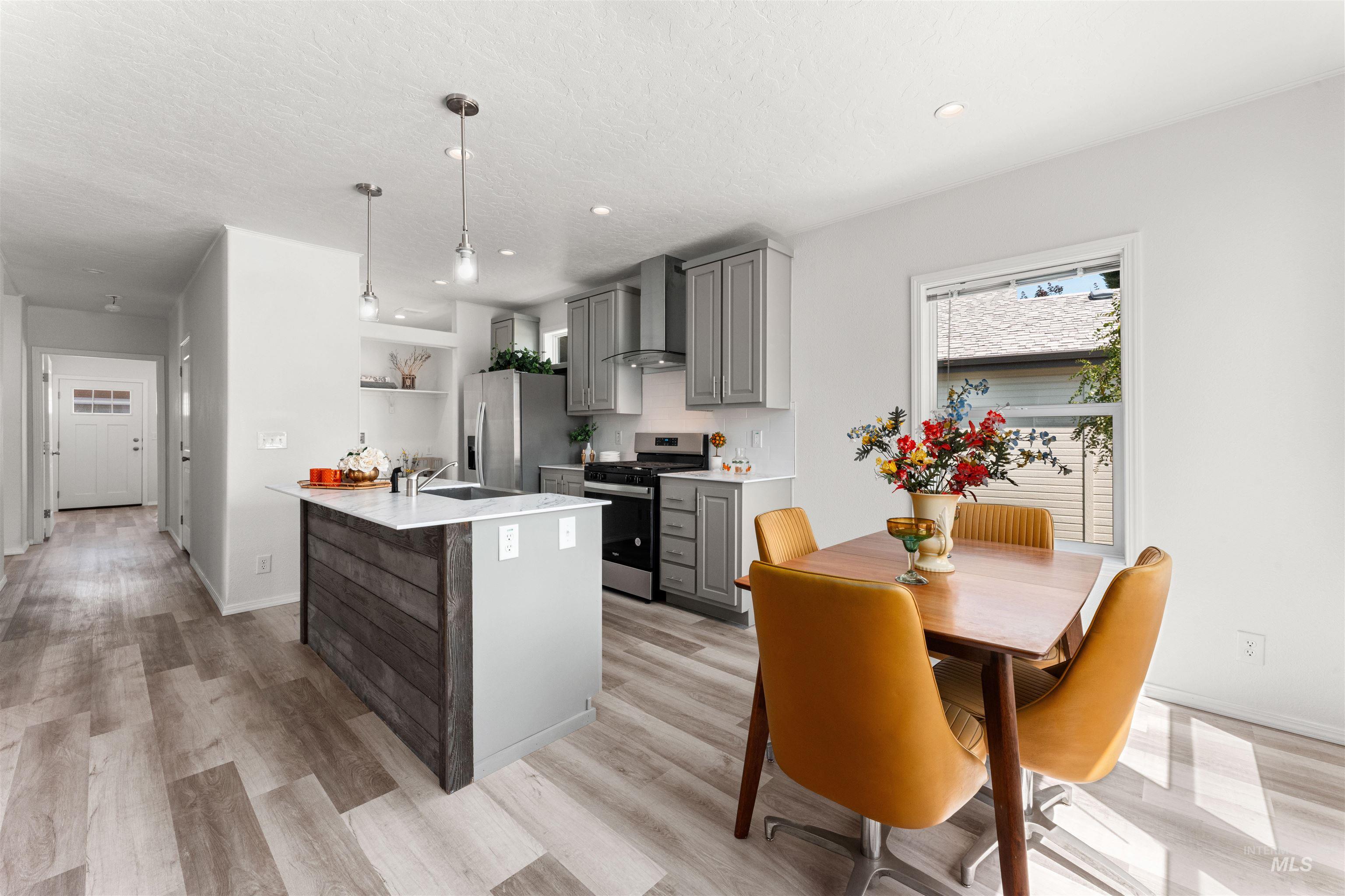 421 S Curtis Rd, Boise, Idaho 83705, 3 Bedrooms, 2 Bathrooms, Residential For Sale, Price $285,000, 98950316