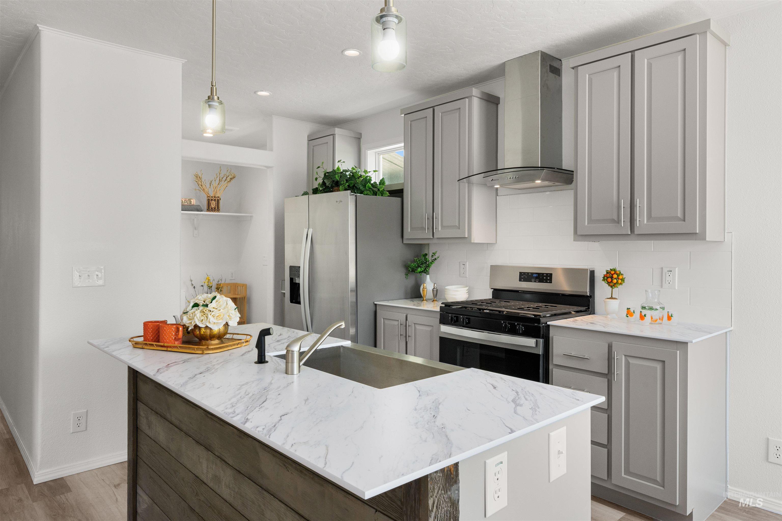 421 S Curtis Rd, Boise, Idaho 83705, 3 Bedrooms, 2 Bathrooms, Residential For Sale, Price $285,000, 98950316