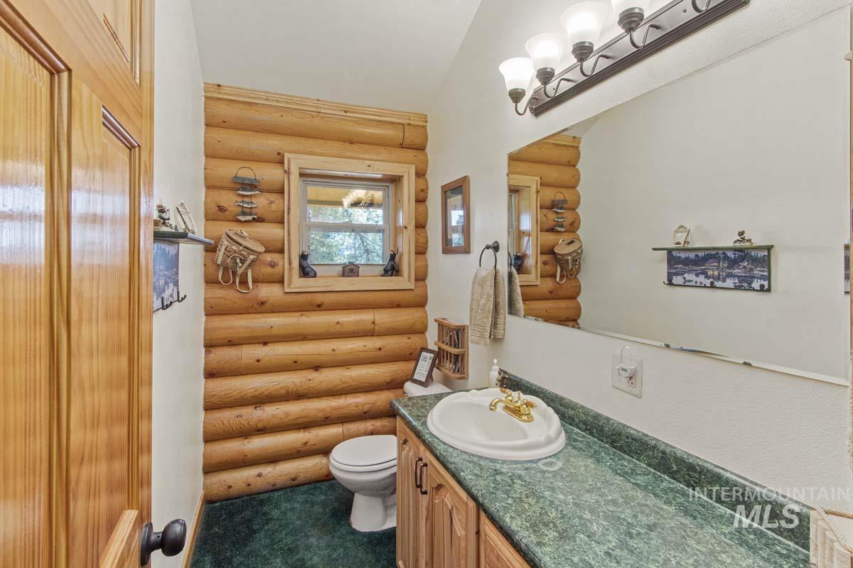 1650 Crown Point Parkway, Cascade, Idaho 83611, 3 Bedrooms, 3 Bathrooms, Residential For Sale, Price $879,000, 98950403