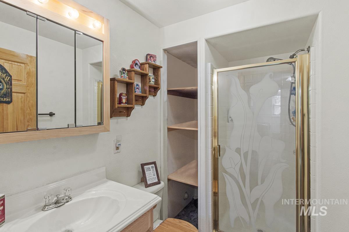 1650 Crown Point Parkway, Cascade, Idaho 83611, 3 Bedrooms, 3 Bathrooms, Residential For Sale, Price $879,000, 98950403