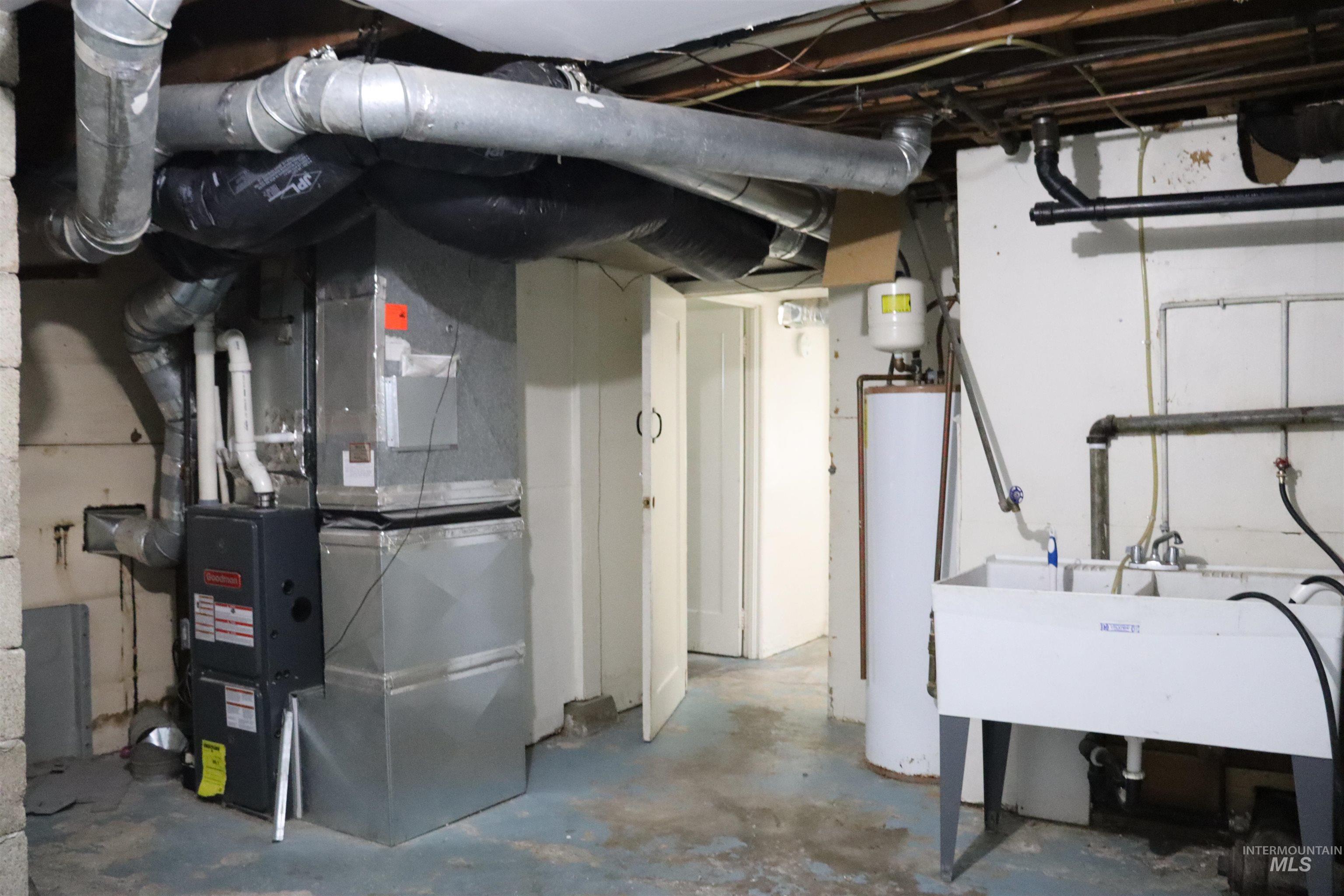 1811 17th Avenue, Lewiston, Idaho 83501, 4 Bedrooms, 2 Bathrooms, Residential For Sale, Price $335,000, 98950472