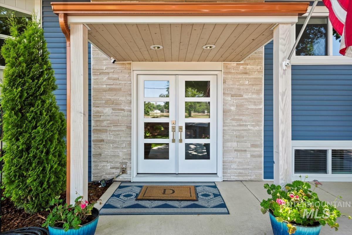 632 N Edgewood Ln, Eagle, Idaho 83616-5314, 4 Bedrooms, 2 Bathrooms, Residential For Sale, Price $569,000, 98950564