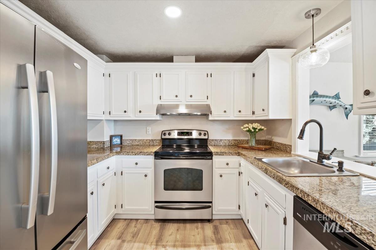 632 N Edgewood Ln, Eagle, Idaho 83616-5314, 4 Bedrooms, 2 Bathrooms, Residential For Sale, Price $569,000, 98950564