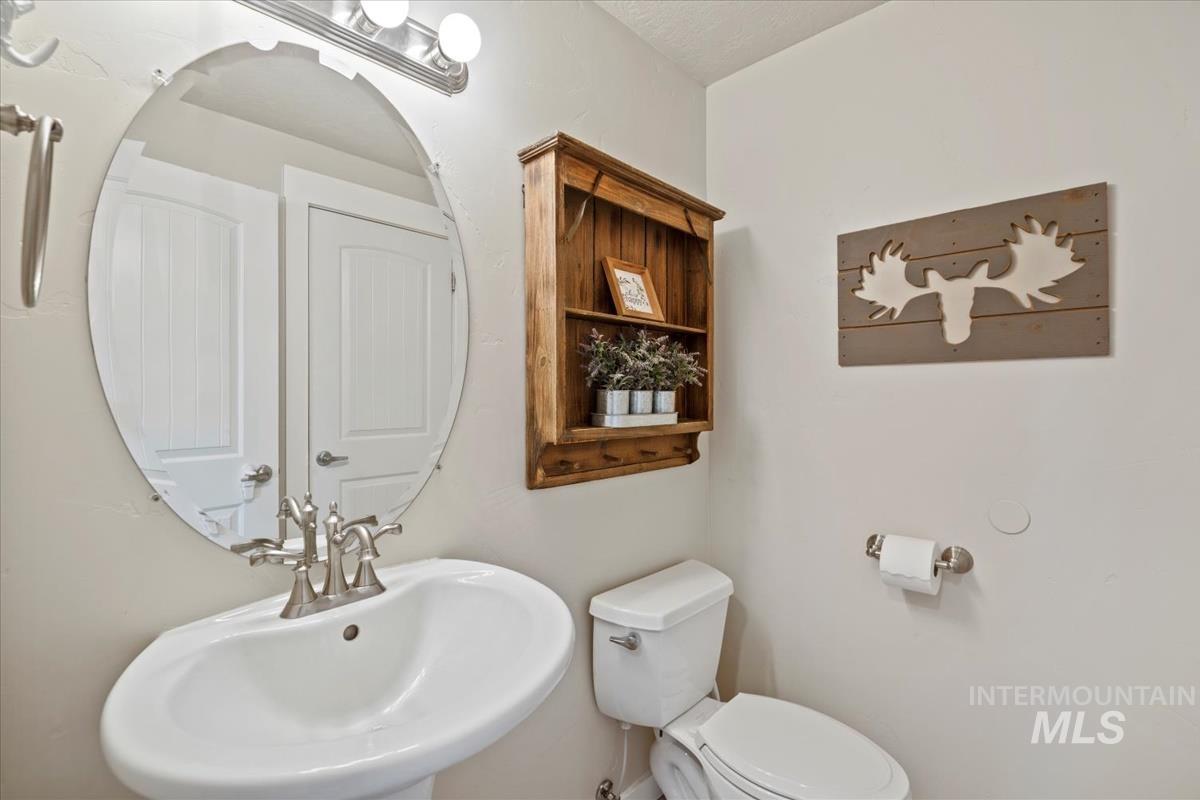 632 N Edgewood Ln, Eagle, Idaho 83616-5314, 4 Bedrooms, 2 Bathrooms, Residential For Sale, Price $569,000, 98950564