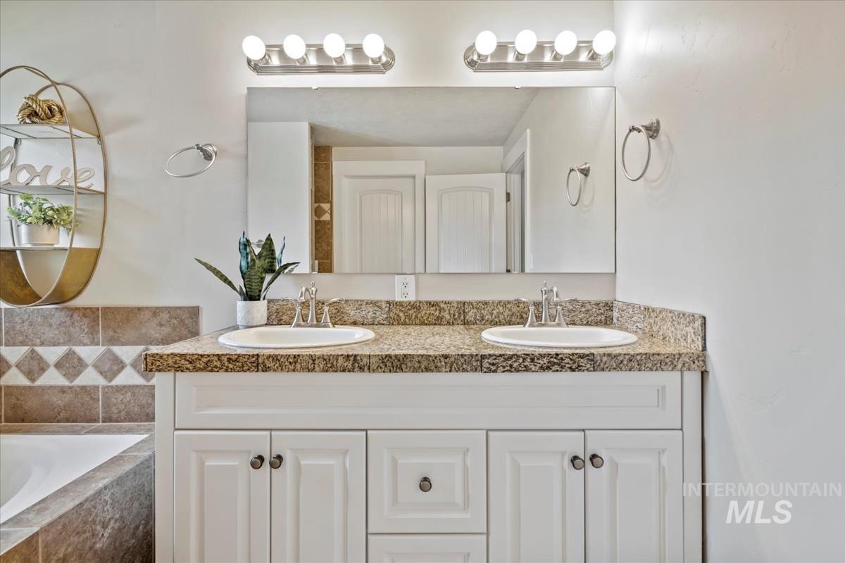 632 N Edgewood Ln, Eagle, Idaho 83616-5314, 4 Bedrooms, 2 Bathrooms, Residential For Sale, Price $569,000, 98950564