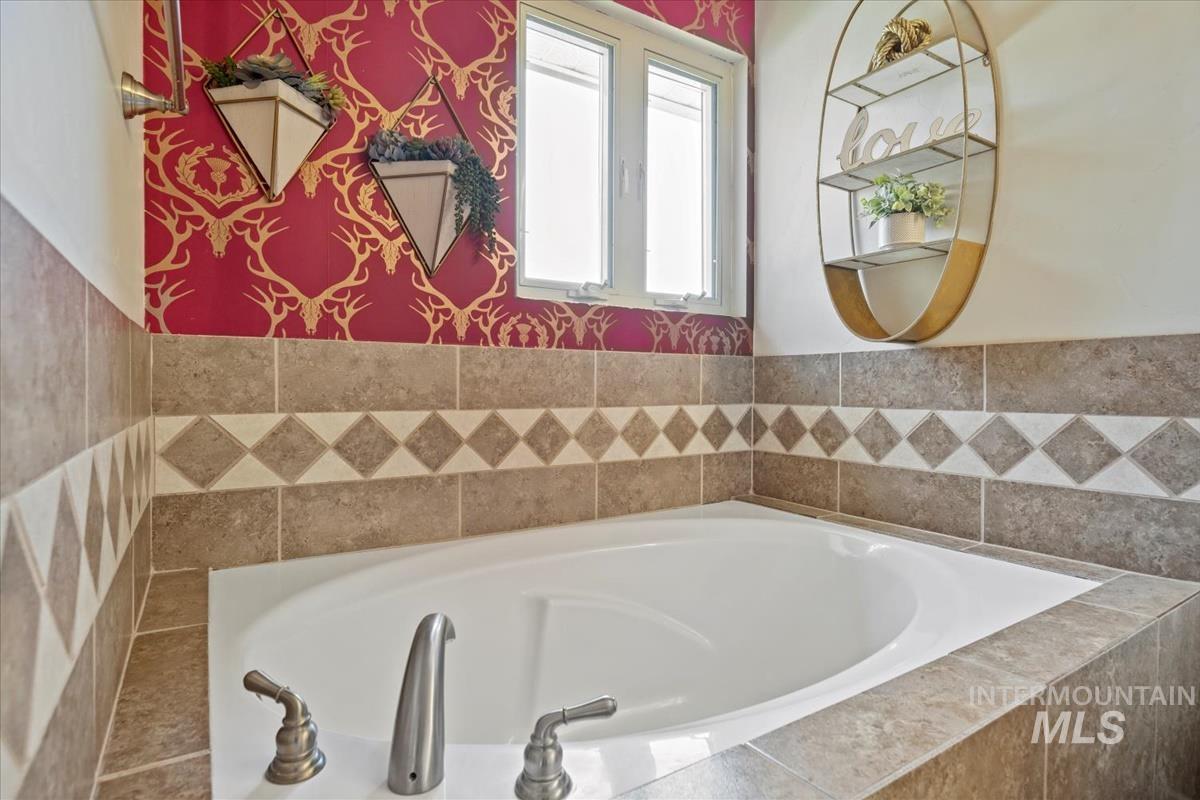 632 N Edgewood Ln, Eagle, Idaho 83616-5314, 4 Bedrooms, 2 Bathrooms, Residential For Sale, Price $569,000, 98950564