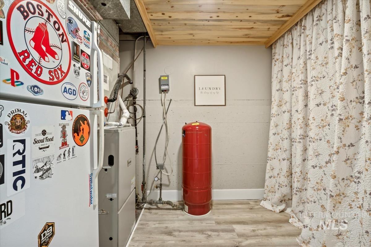 632 N Edgewood Ln, Eagle, Idaho 83616-5314, 4 Bedrooms, 2 Bathrooms, Residential For Sale, Price $569,000, 98950564