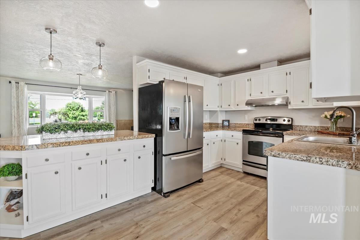 632 N Edgewood Ln, Eagle, Idaho 83616-5314, 4 Bedrooms, 2 Bathrooms, Residential For Sale, Price $569,000, 98950564