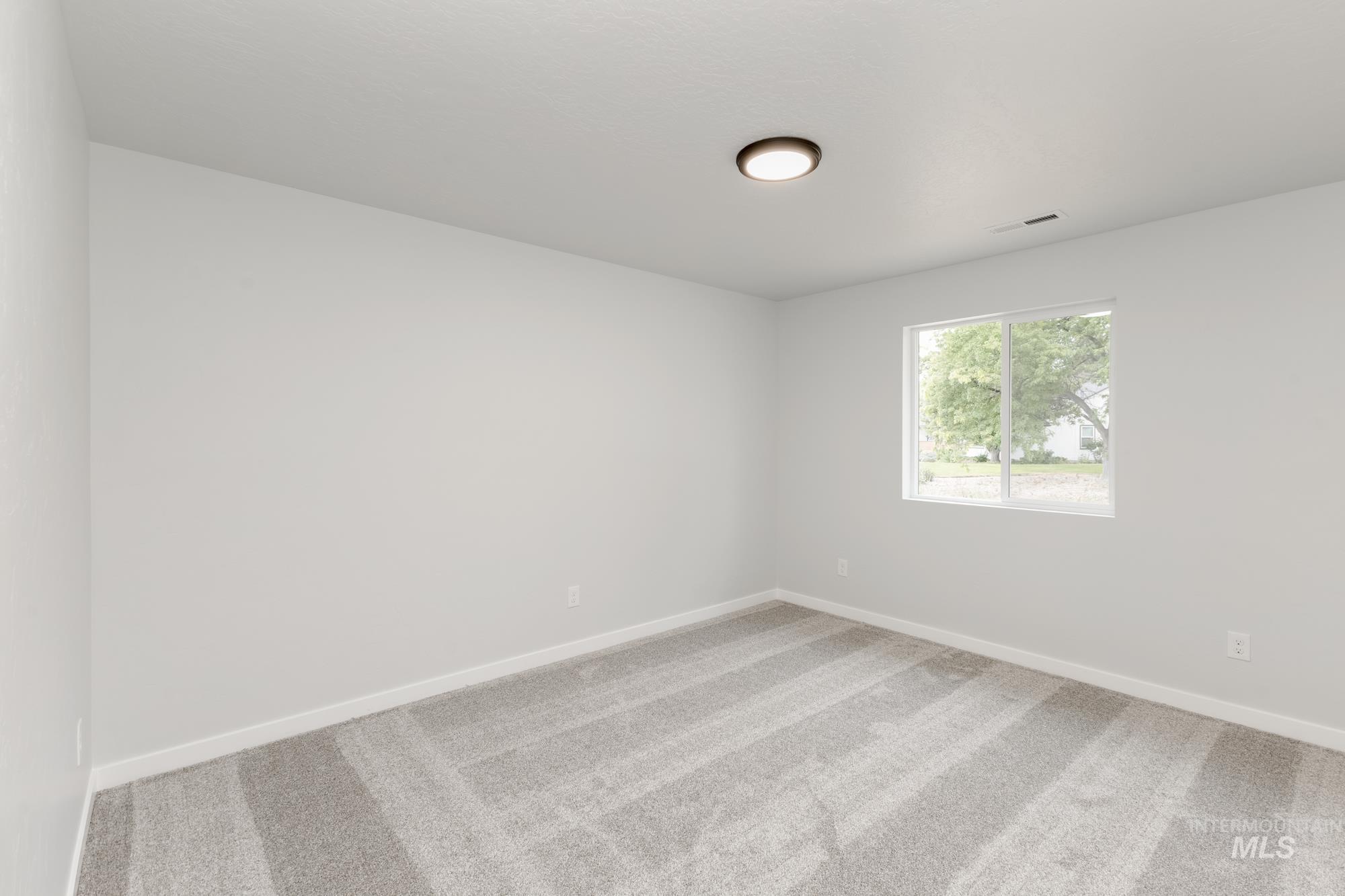 Unfurnished room with carpet flooring