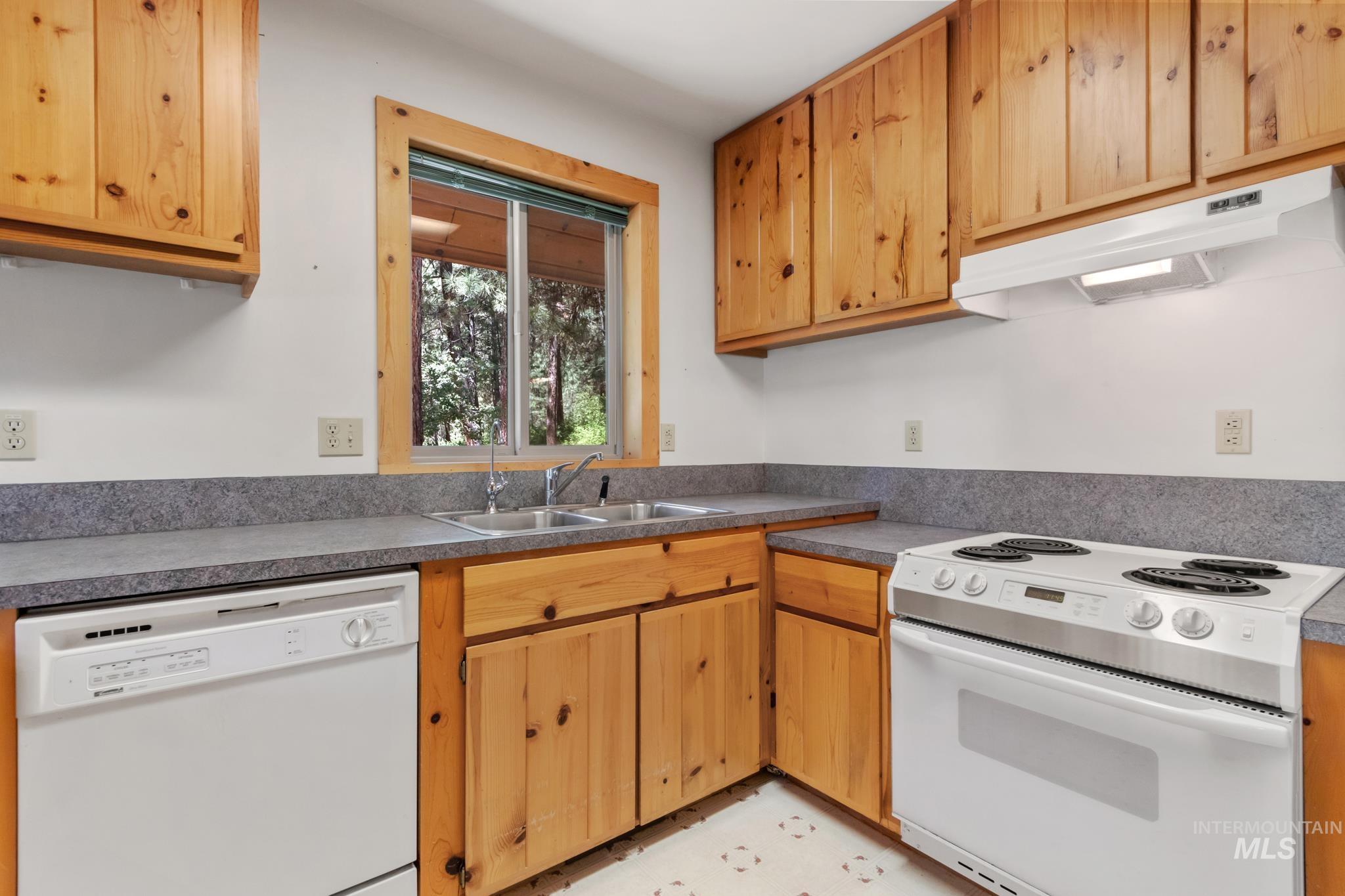 4 Pinon Way, Idaho City, Idaho 83631, 2 Bedrooms, 2 Bathrooms, Residential For Sale, Price $539,000, 98950616