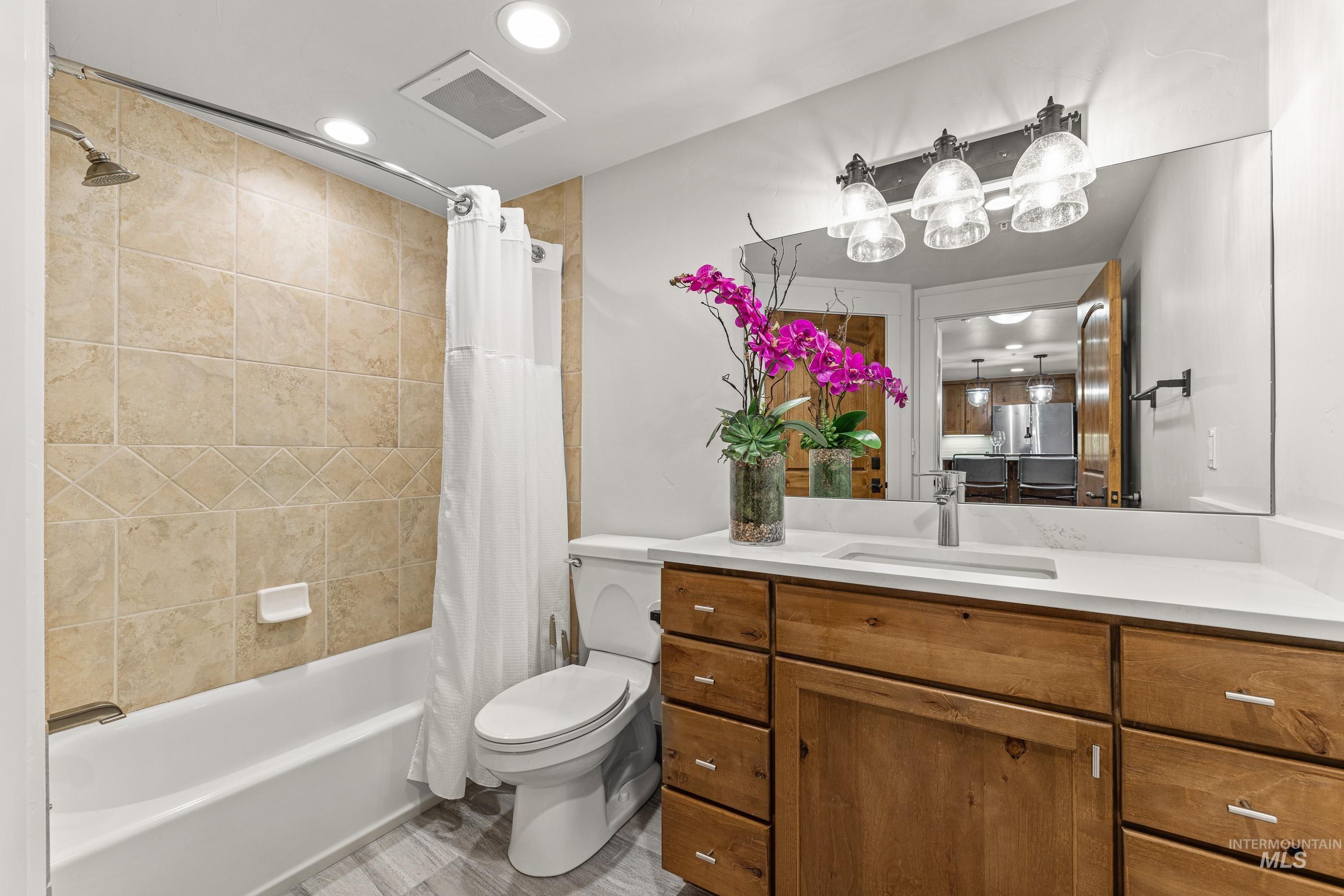 75 Arling Center Court, Donnelly, Idaho 83615, 2 Bedrooms, 2 Bathrooms, Residential For Sale, Price $1,195,000, 98950745