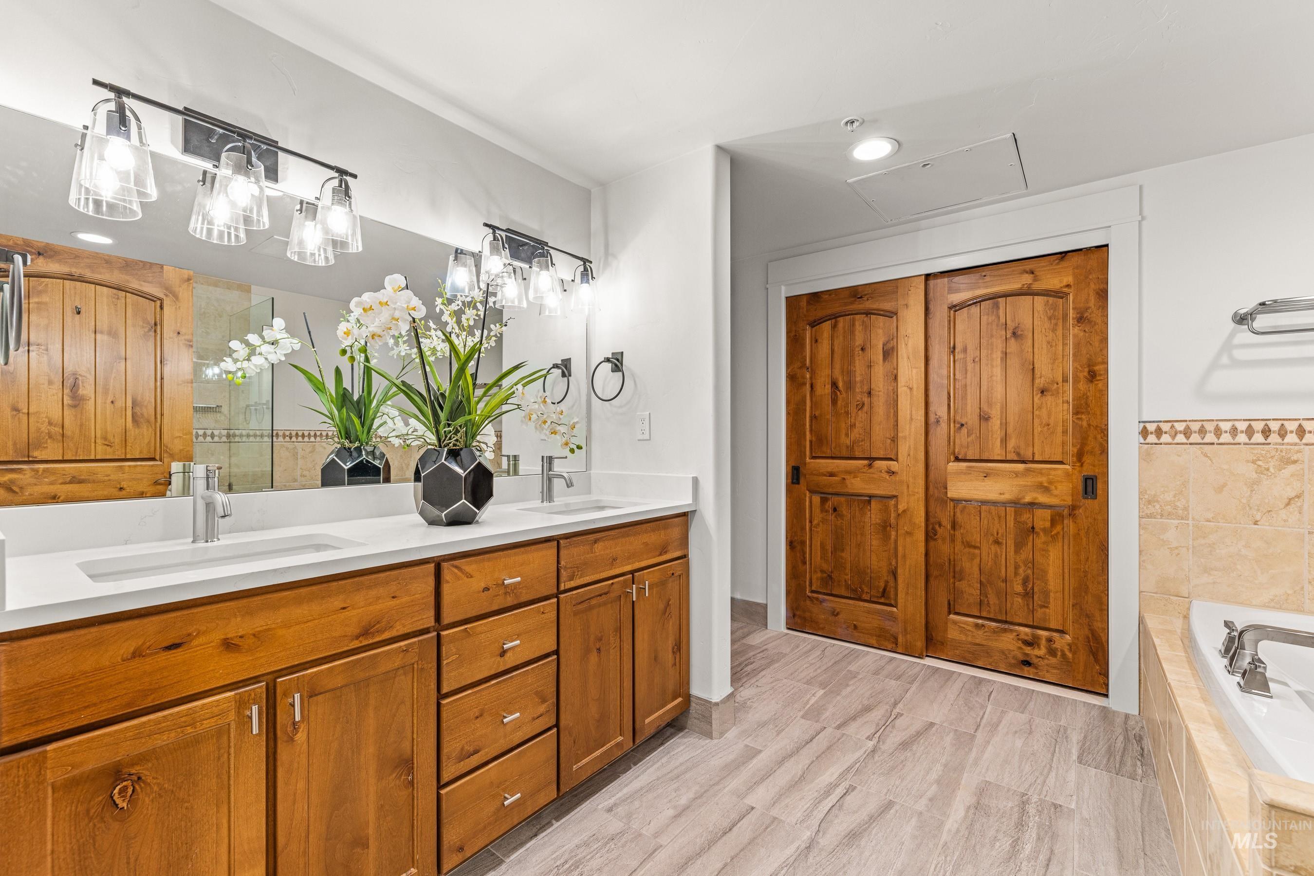 75 Arling Center Court, Donnelly, Idaho 83615, 2 Bedrooms, 2 Bathrooms, Residential For Sale, Price $1,195,000, 98950745