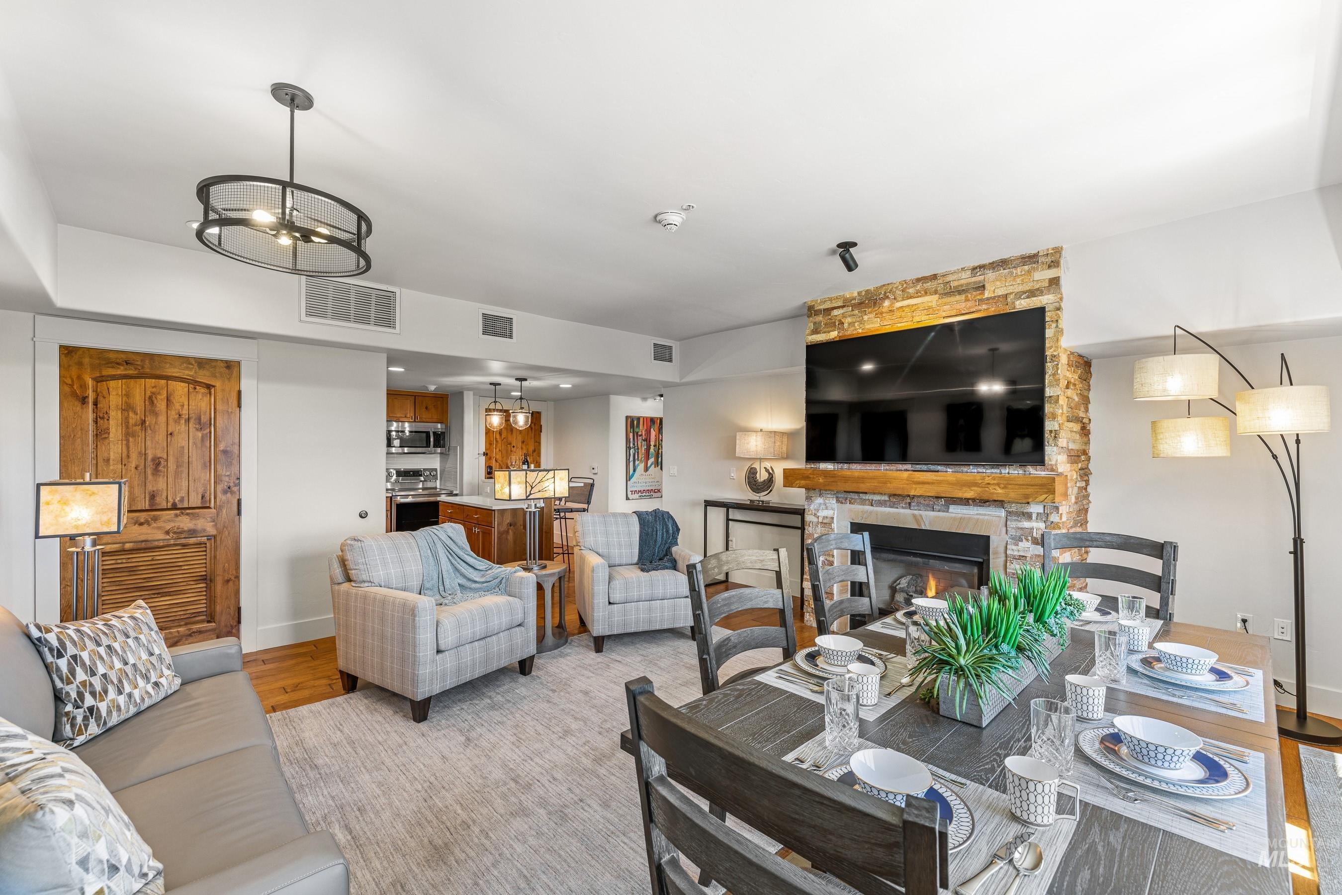 75 Arling Center Court, Donnelly, Idaho 83615, 2 Bedrooms, 2 Bathrooms, Residential For Sale, Price $1,195,000, 98950745