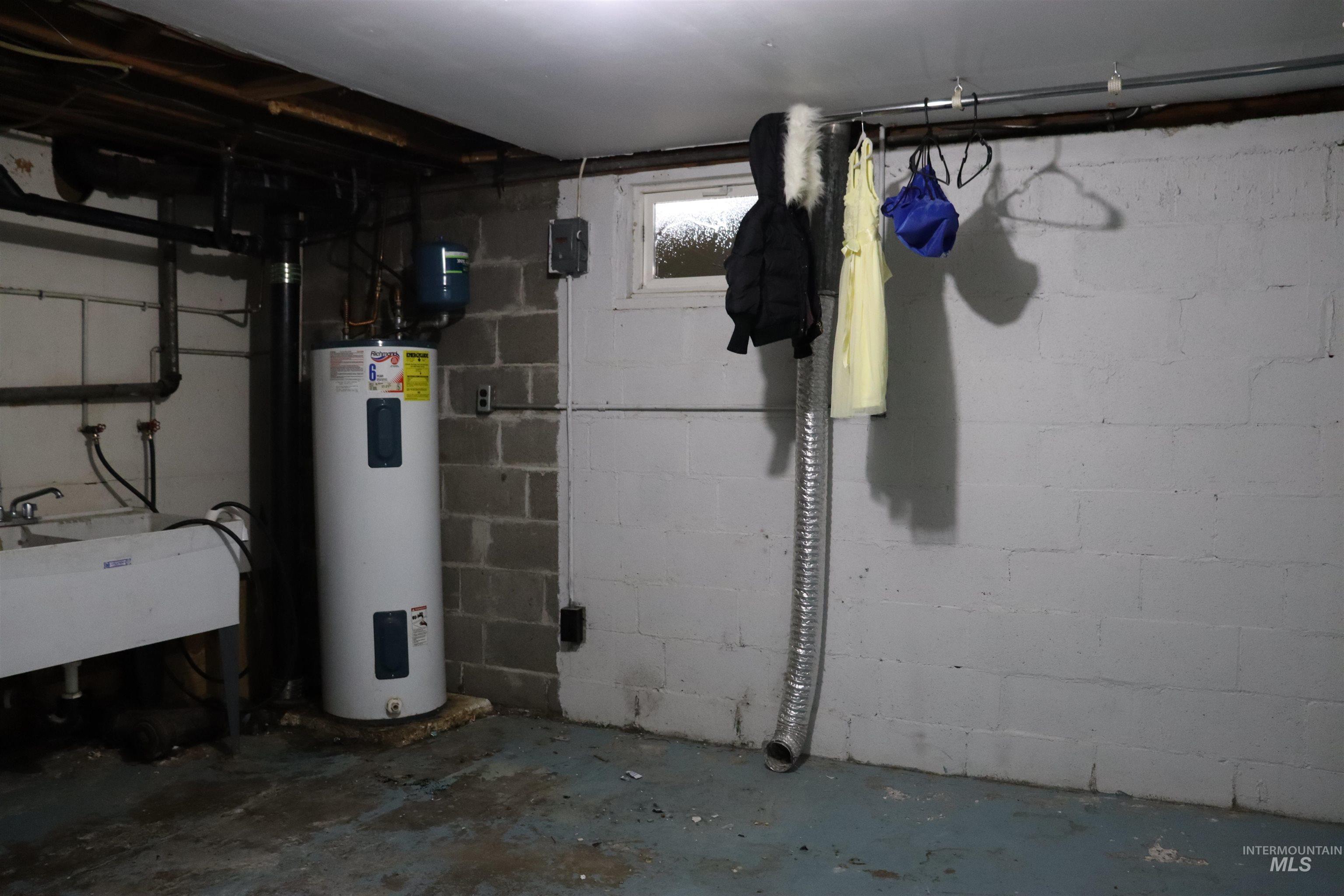 1811 17th Avenue, Lewiston, Idaho 83501, 2 Bedrooms, 1 Bathroom, Residential Income For Sale, Price $335,000, 98950809