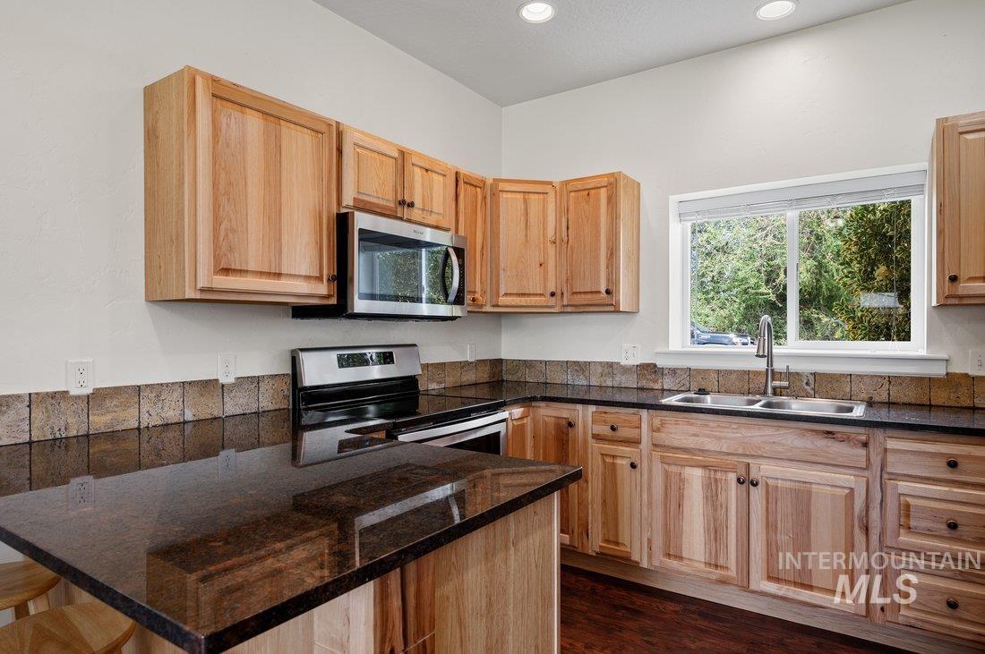 316 N 11th St, Payette, Idaho 83661-2418, 2 Bedrooms, 1.5 Bathrooms, Residential Income For Sale, Price $2,190,000, 98950843
