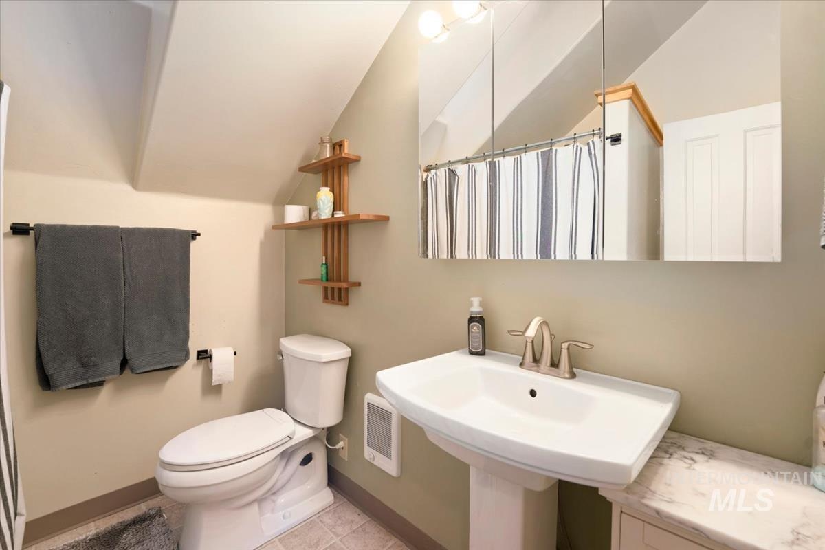 5 Huckleberry Rd., Garden Valley, Idaho 83622, 2 Bedrooms, 2 Bathrooms, Residential For Sale, Price $449,900, 98950944