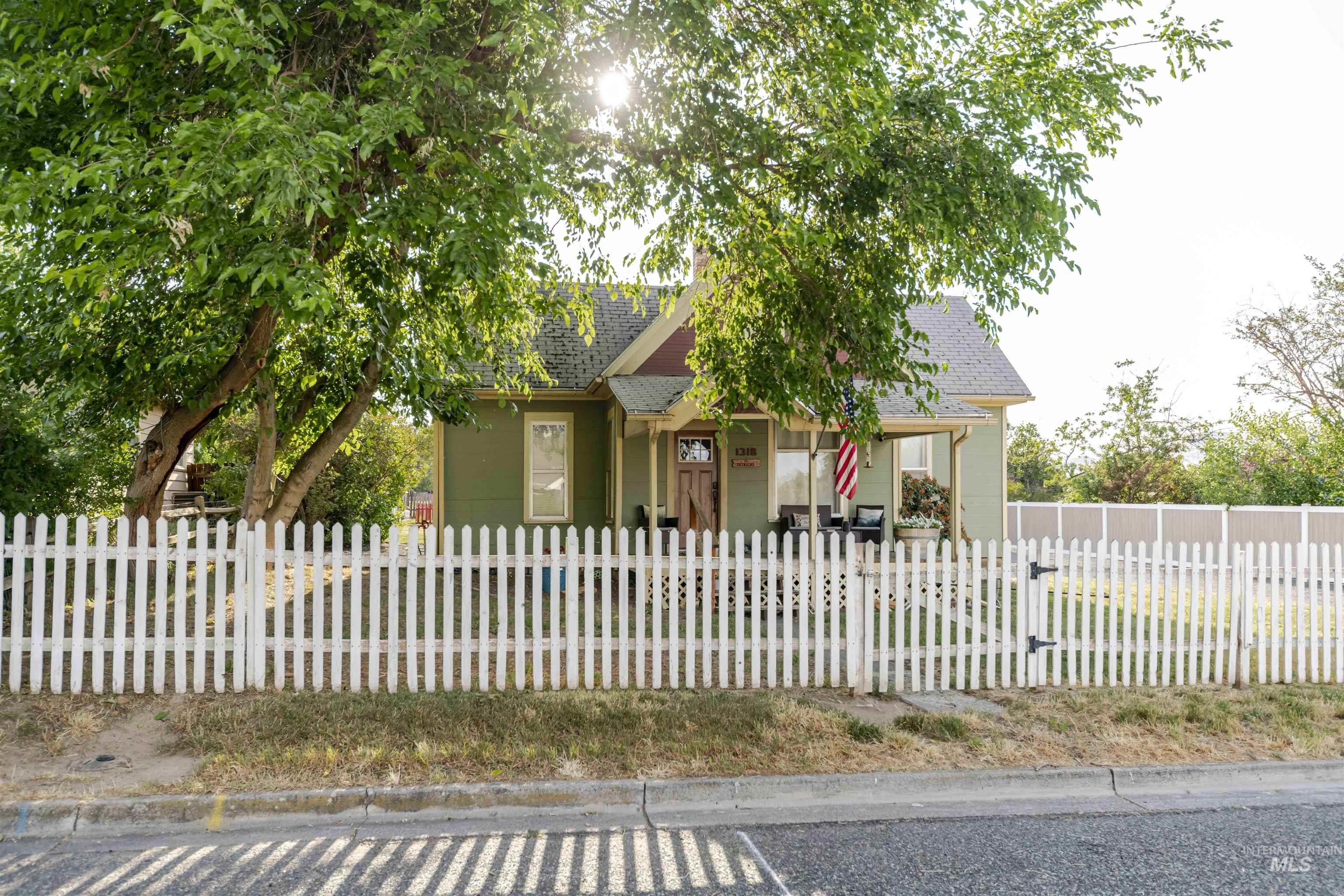 1318 McCarroll Street, Clarkston, Washington 99403, 2 Bedrooms, 1 Bathroom, Residential For Sale, Price $320,000, 98950972