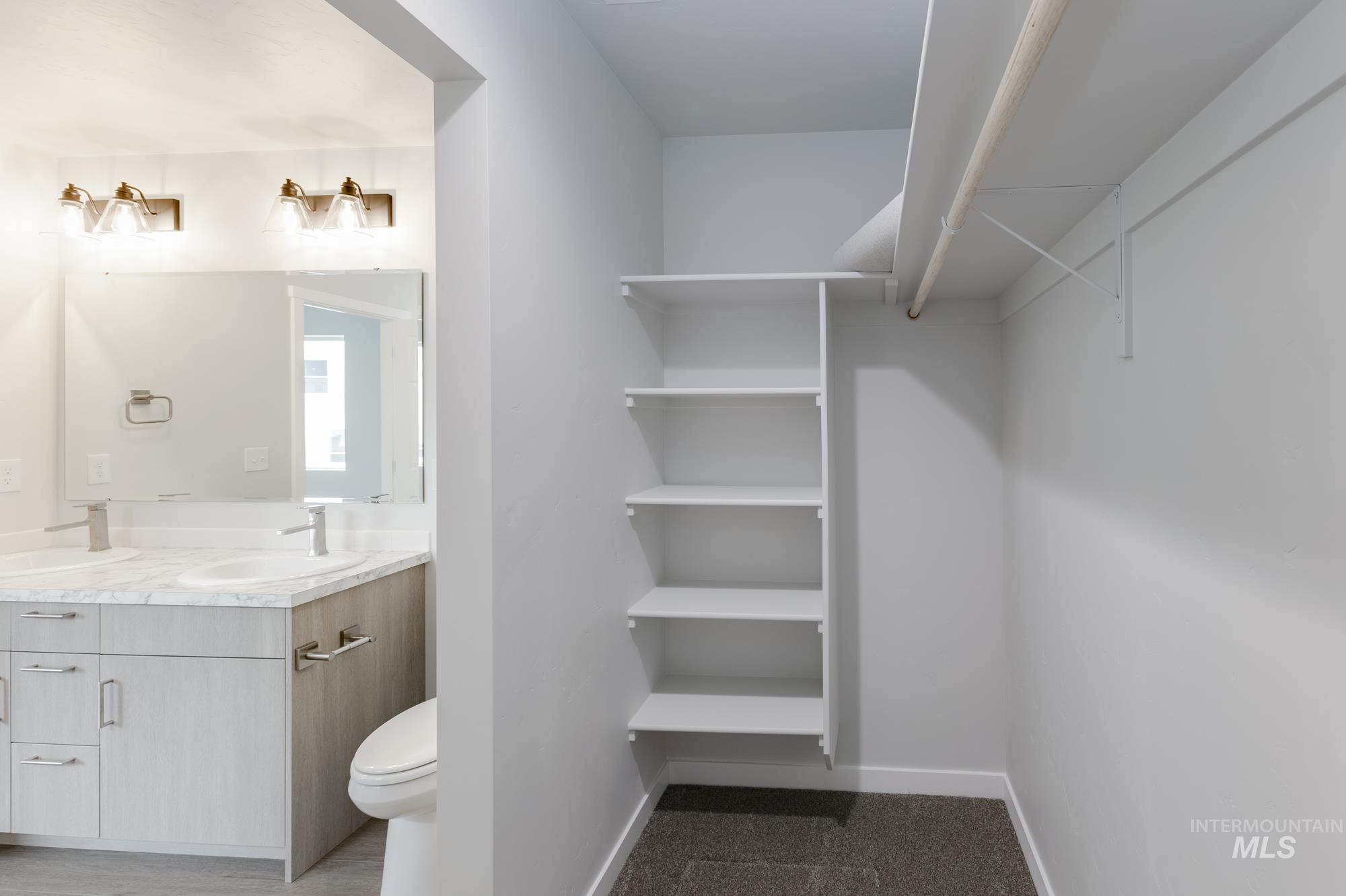 Walk in closet featuring a sink