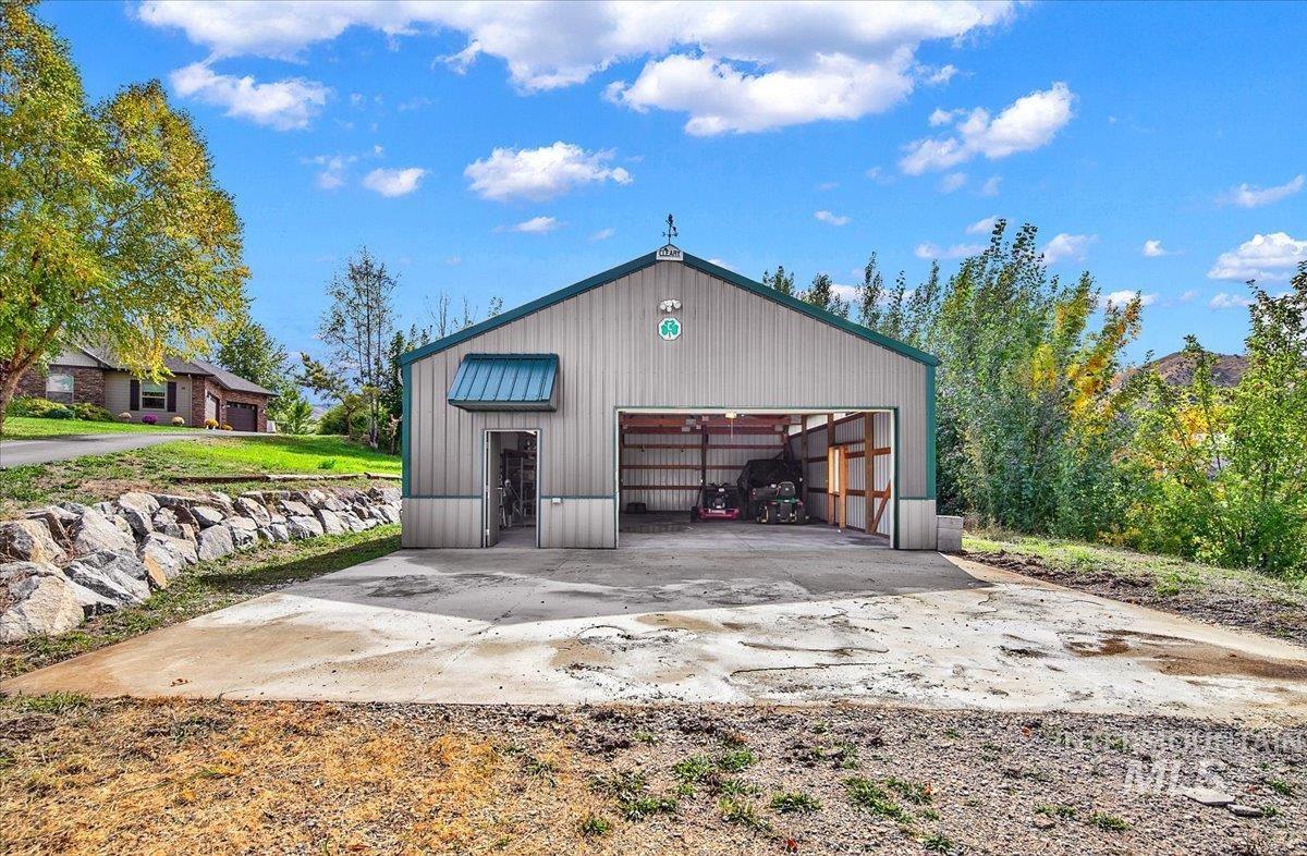 Large 30x40 shop with electricity.