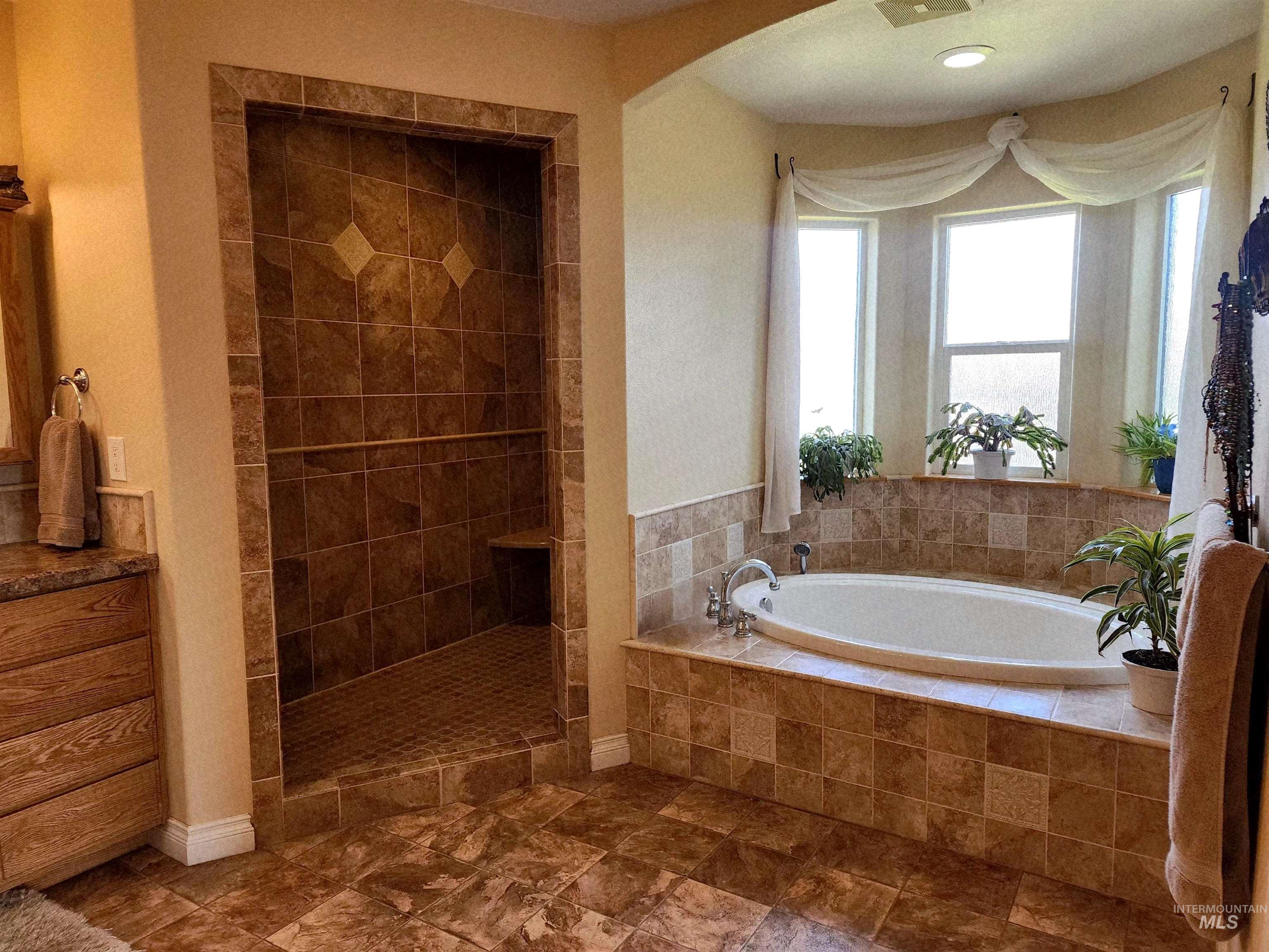 1441 Pound Lane, Clarkston, Washington 99403, 6 Bedrooms, 3.5 Bathrooms, Residential For Sale, Price $1,250,000, 98951180