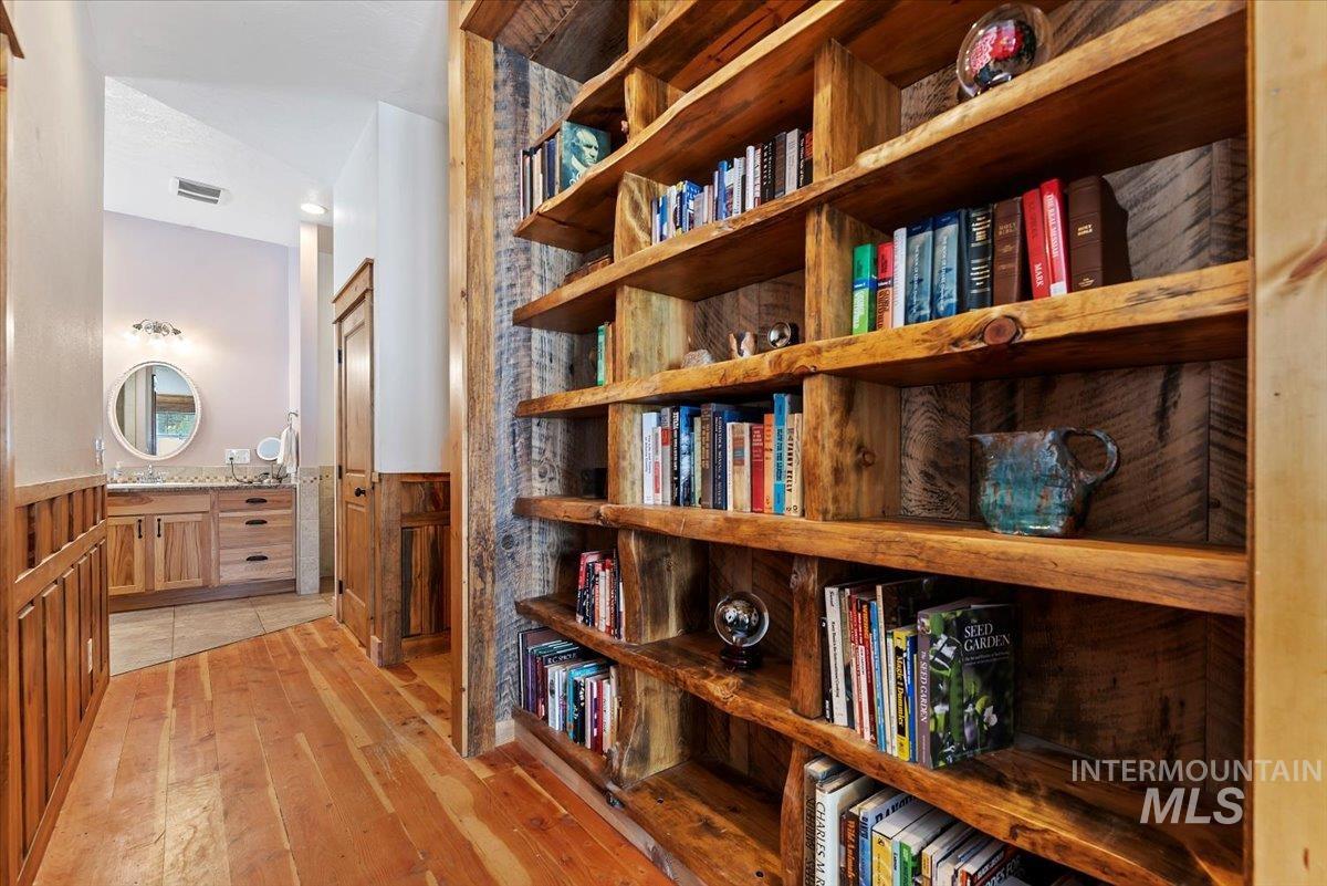 675 W Russell Dr, Prairie, Idaho 83647, 3 Bedrooms, 2 Bathrooms, Residential For Sale, Price $800,000, 98951188