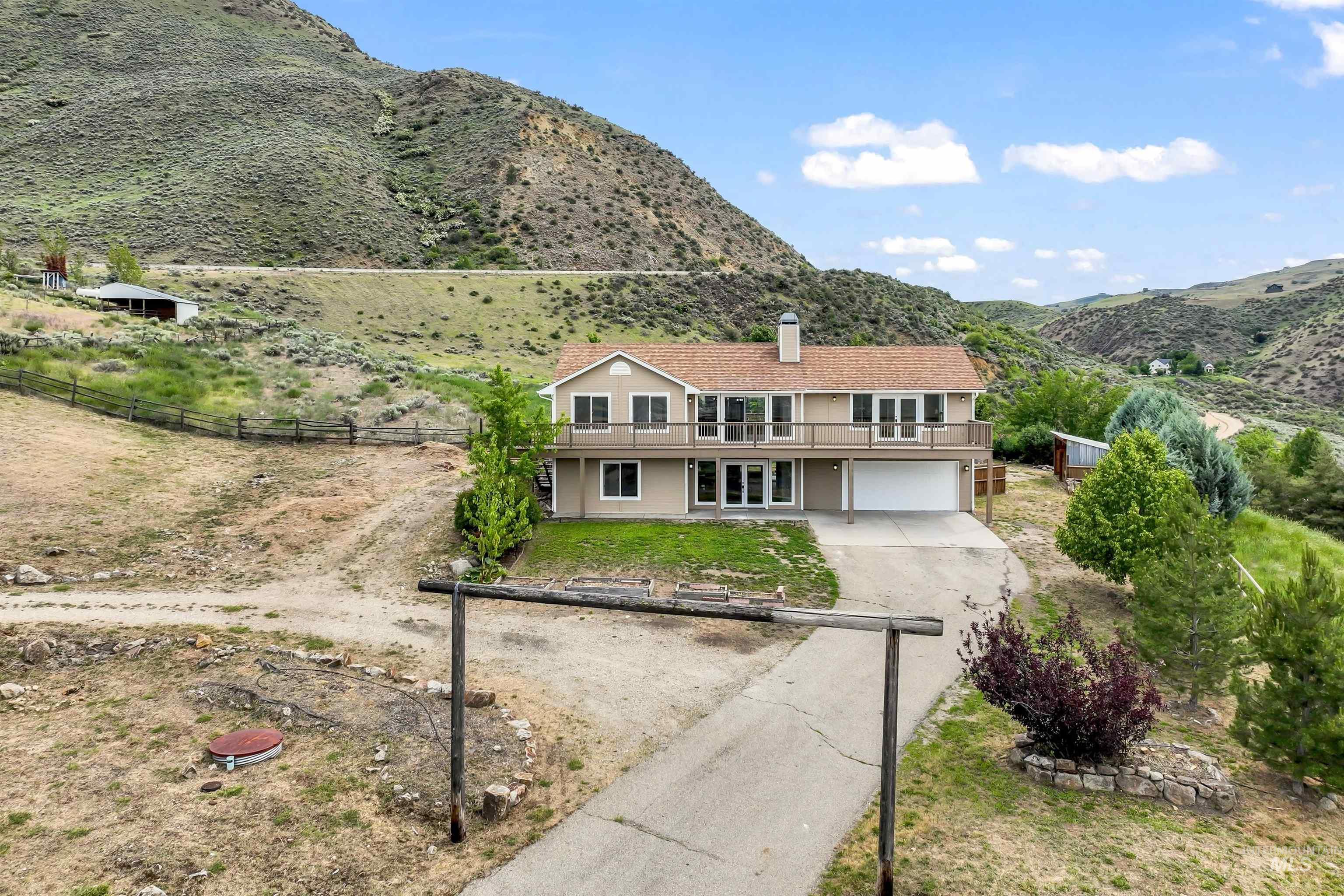 25 Horseshu Vue Circle, Horseshoe Bend, Idaho 83629, 4 Bedrooms, 3.5 Bathrooms, Residential For Sale, Price $831,900, 98951281