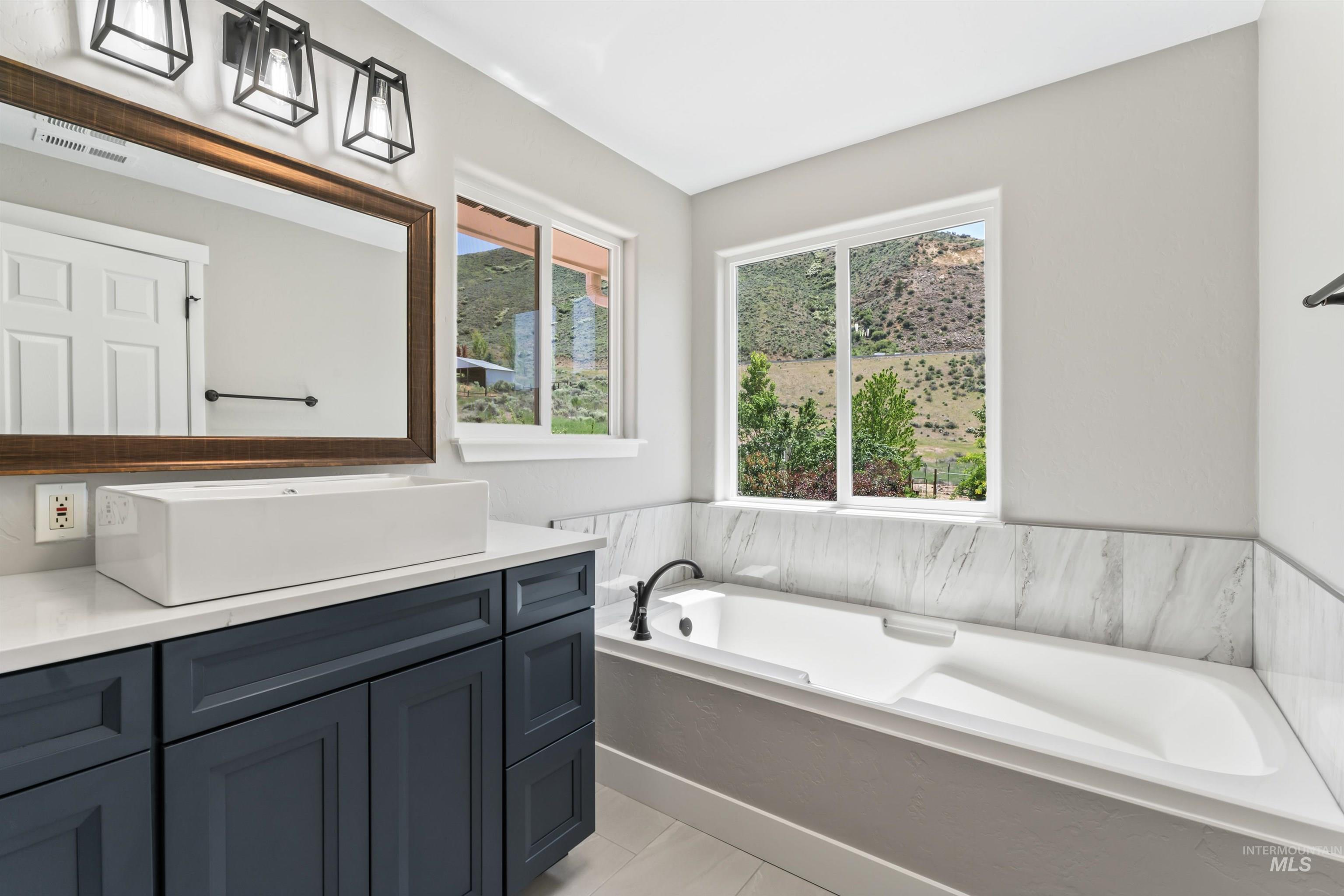 25 Horseshu Vue Circle, Horseshoe Bend, Idaho 83629, 4 Bedrooms, 3.5 Bathrooms, Residential For Sale, Price $831,900, 98951281